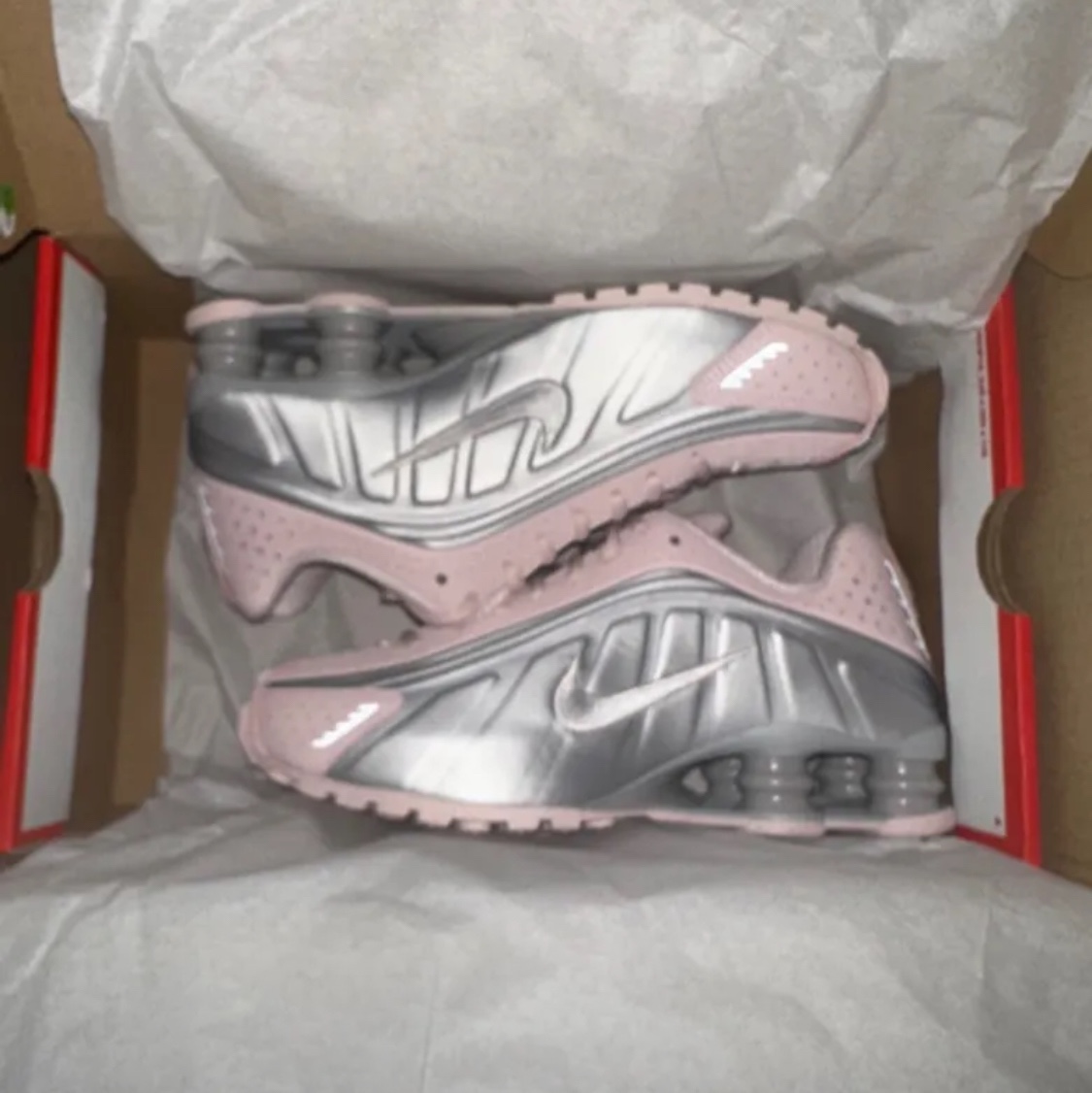 (W) Nike Shox R4 Barely Rose Metallic Platinum 착용 스타일