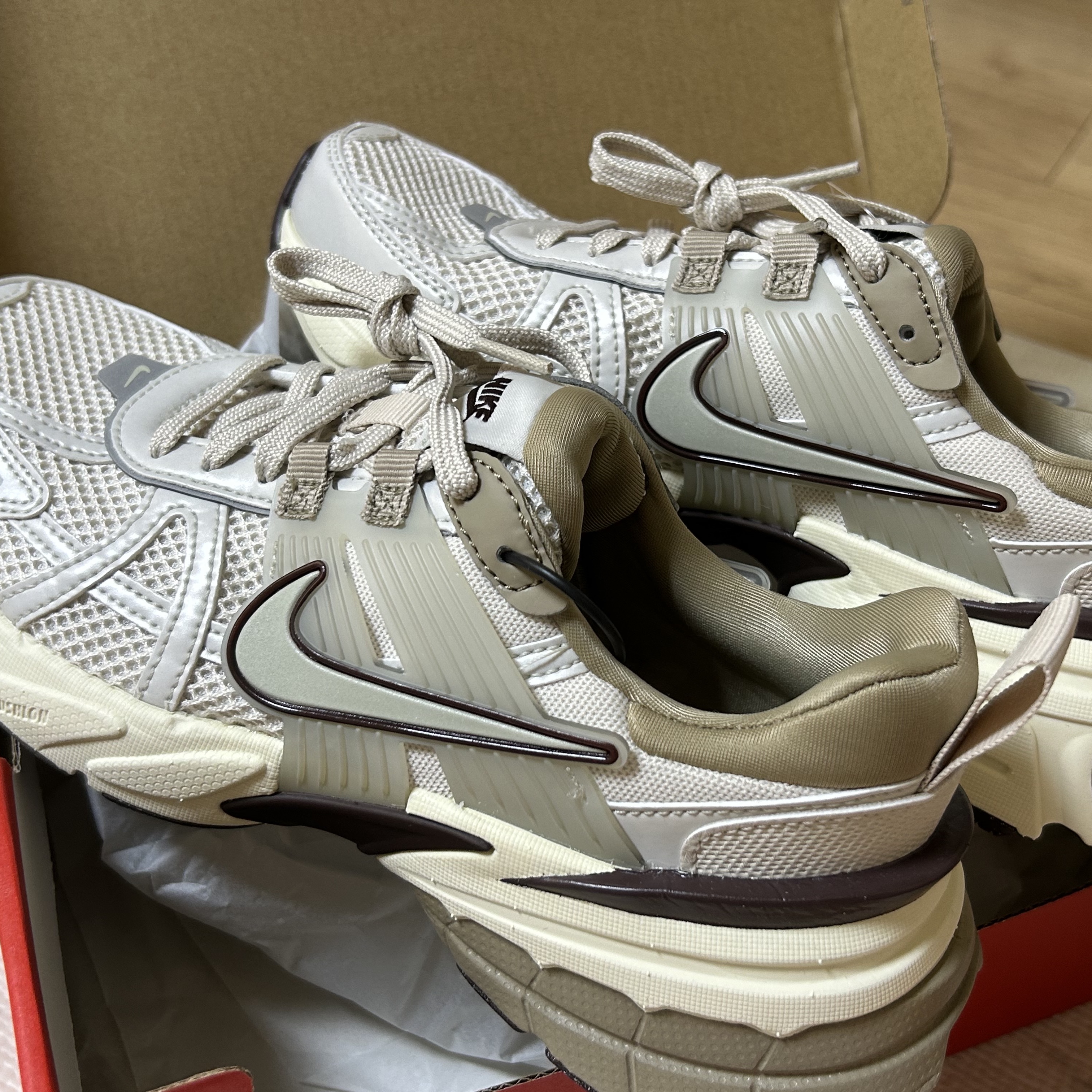 Nike V2K Run Light Orewood Brown Khaki 착용 스타일 - 2