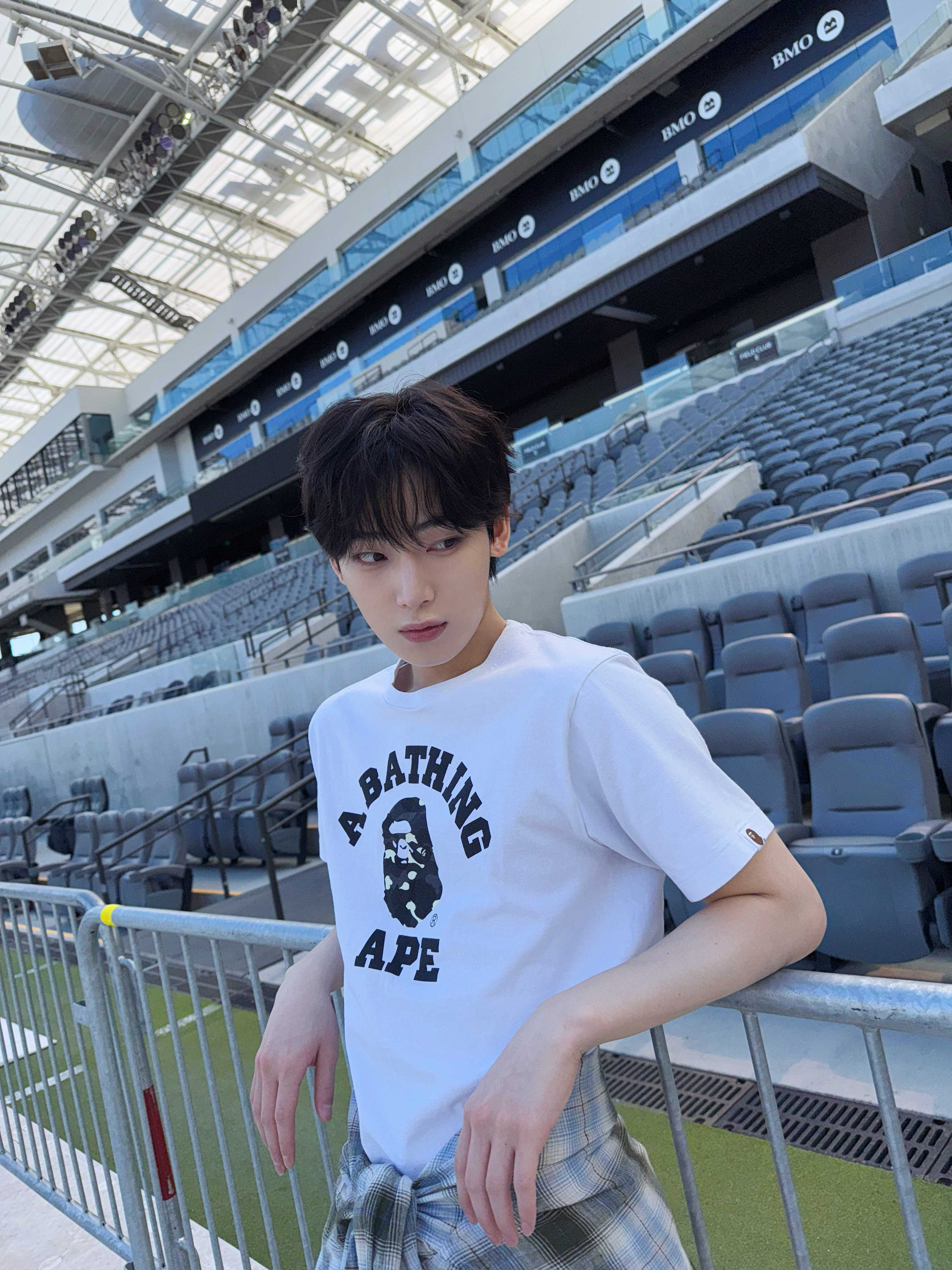 BAPE City Camo College T-Shirt White Black 착용 스타일 - 2