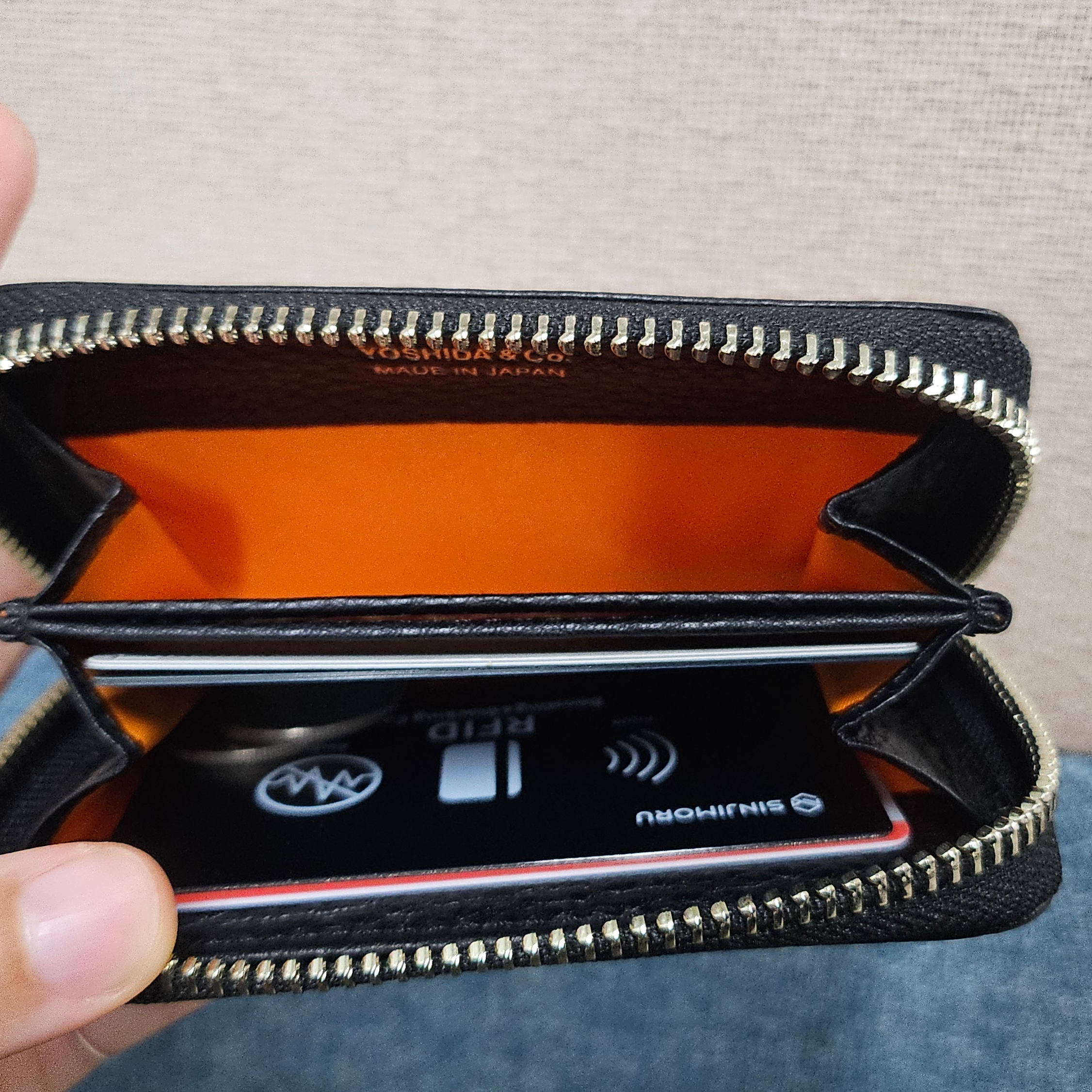 Porter Calm Coin Case Black 착용 스타일 - 4