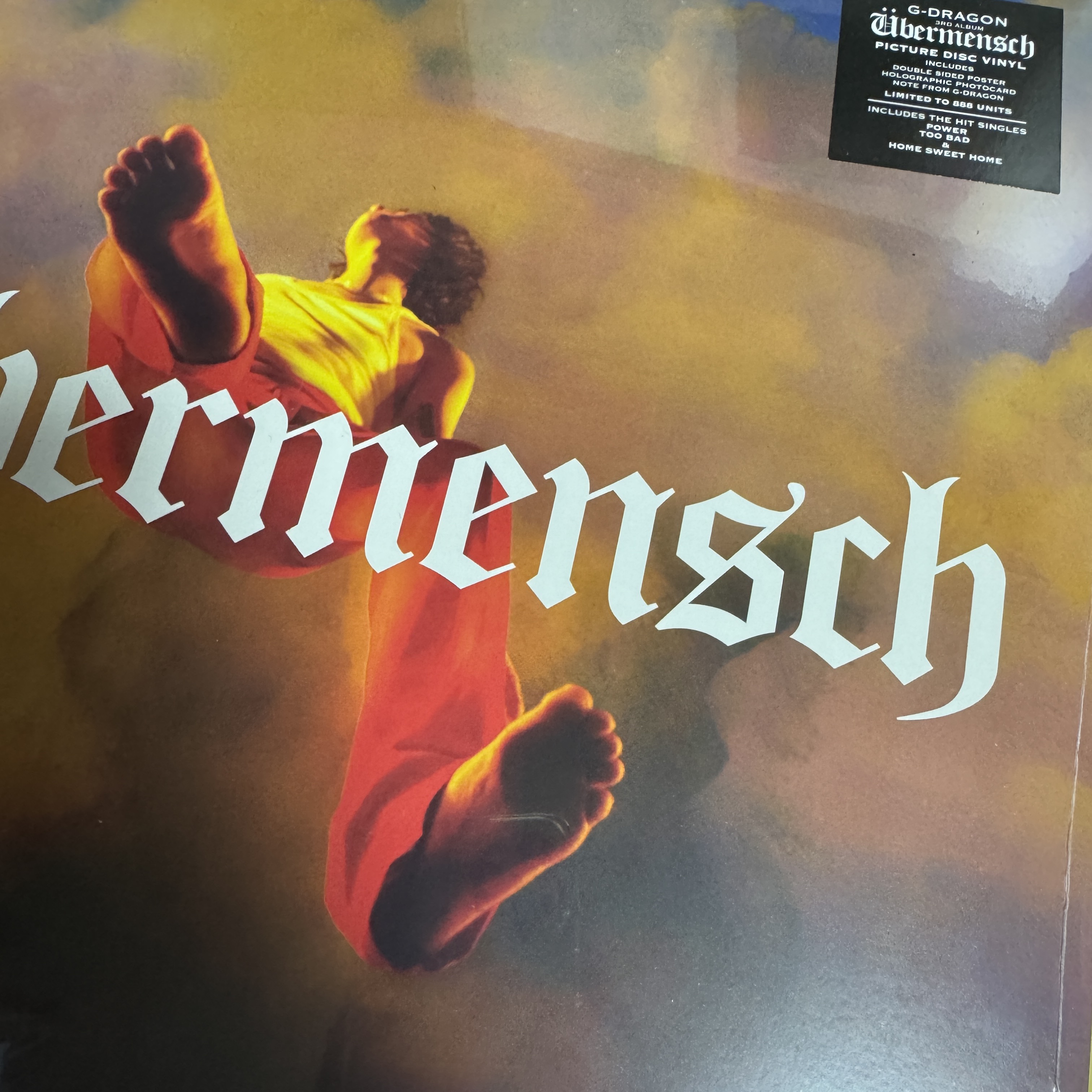 G-DRAGON Ubermensch Picture Disc Vinyl - D2C Exclusive 착용 스타일 - 1