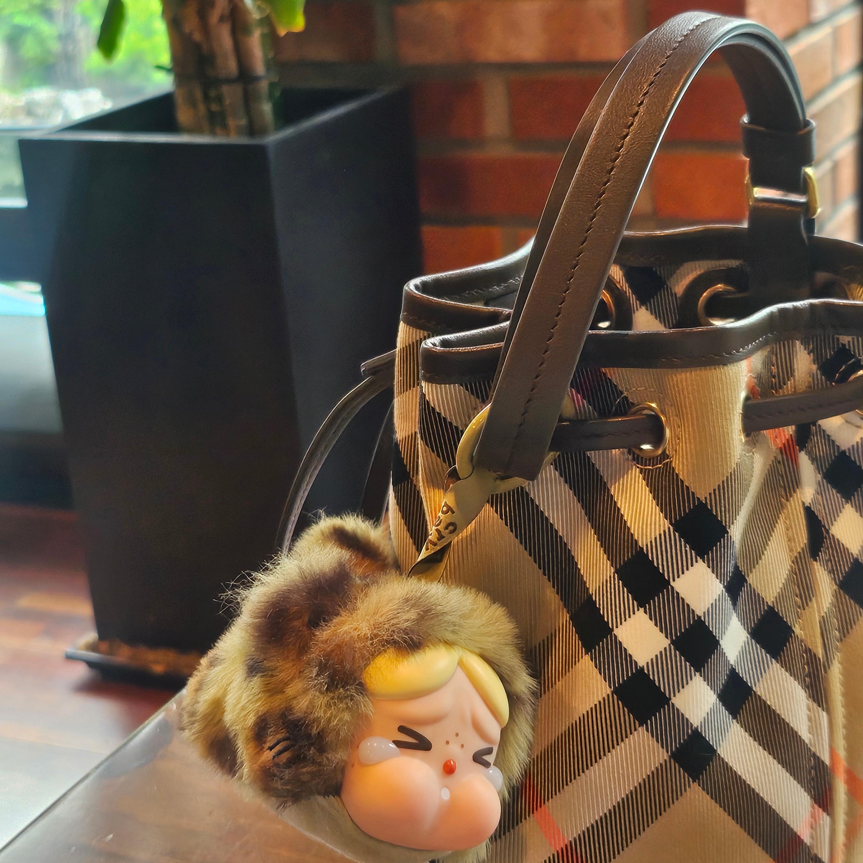 Burberry Check Drawstring Mini Bag Beige 착용 스타일