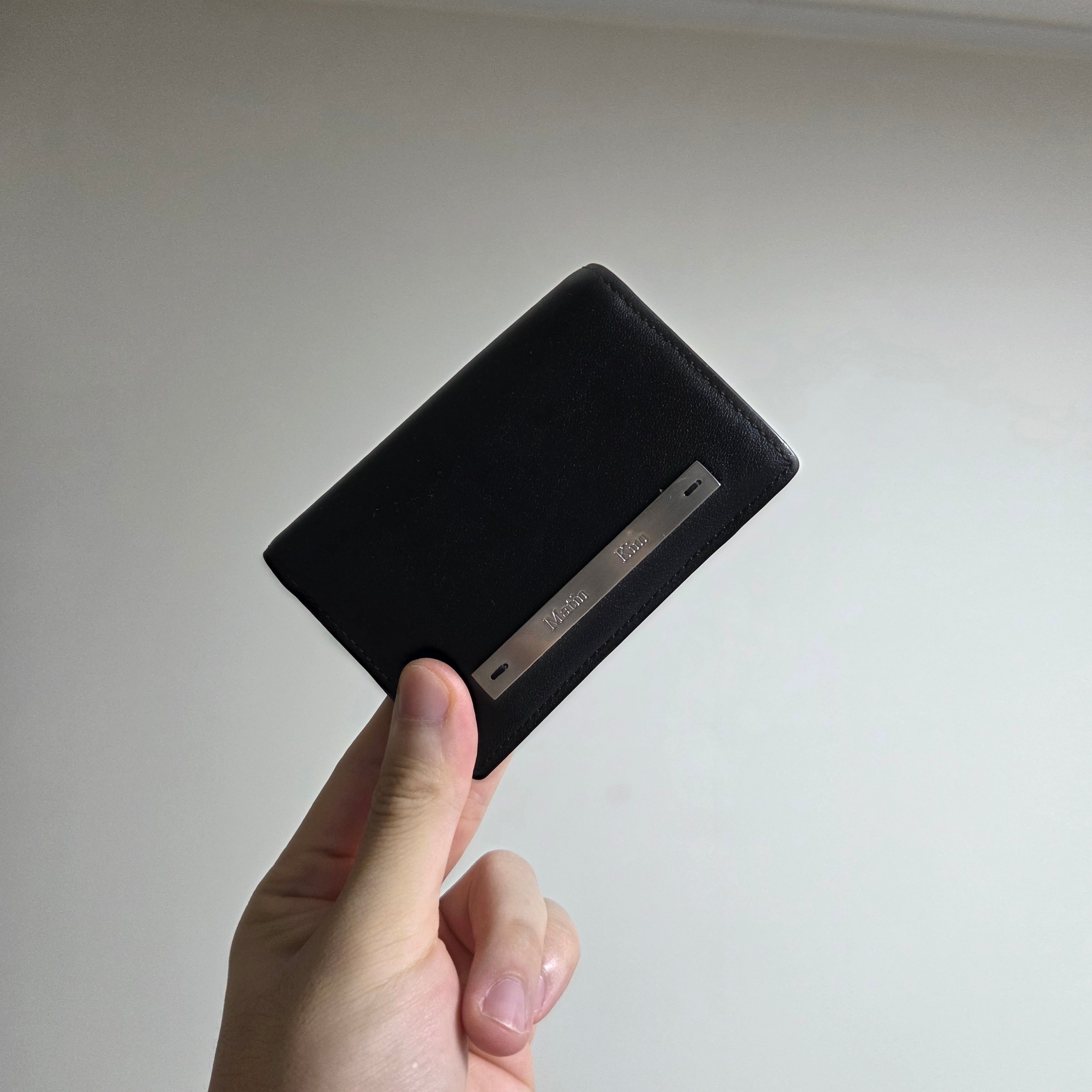 Matin Kim Slim Metal Business Wallet Black 착용 스타일