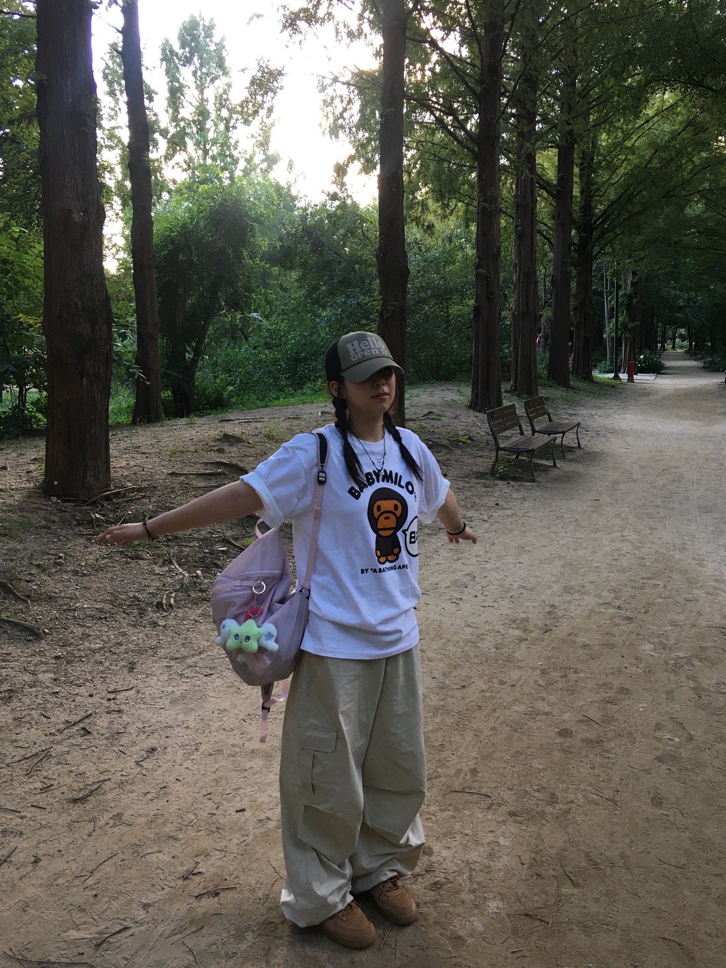 Open Yy x Hello Kitty Hello Trucker Cap Khaki, BAPE Baby Milo T-Shirt White 착용 스타일