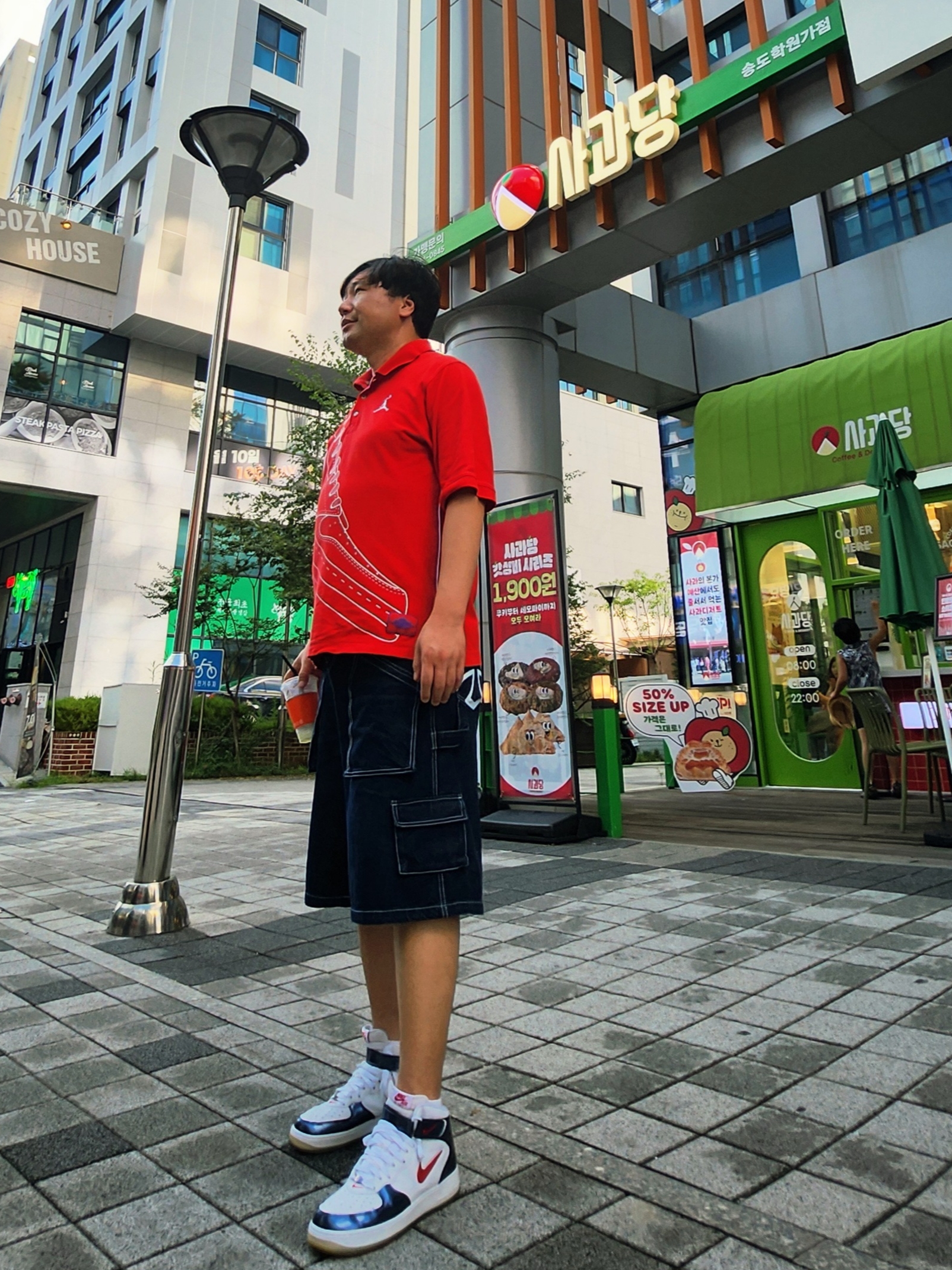 Flavorism Carpenter Bermuda Denim Pants Indigo, Nike Air Force 1 Mid QS University Red and Midnight Navy 착용 스타일