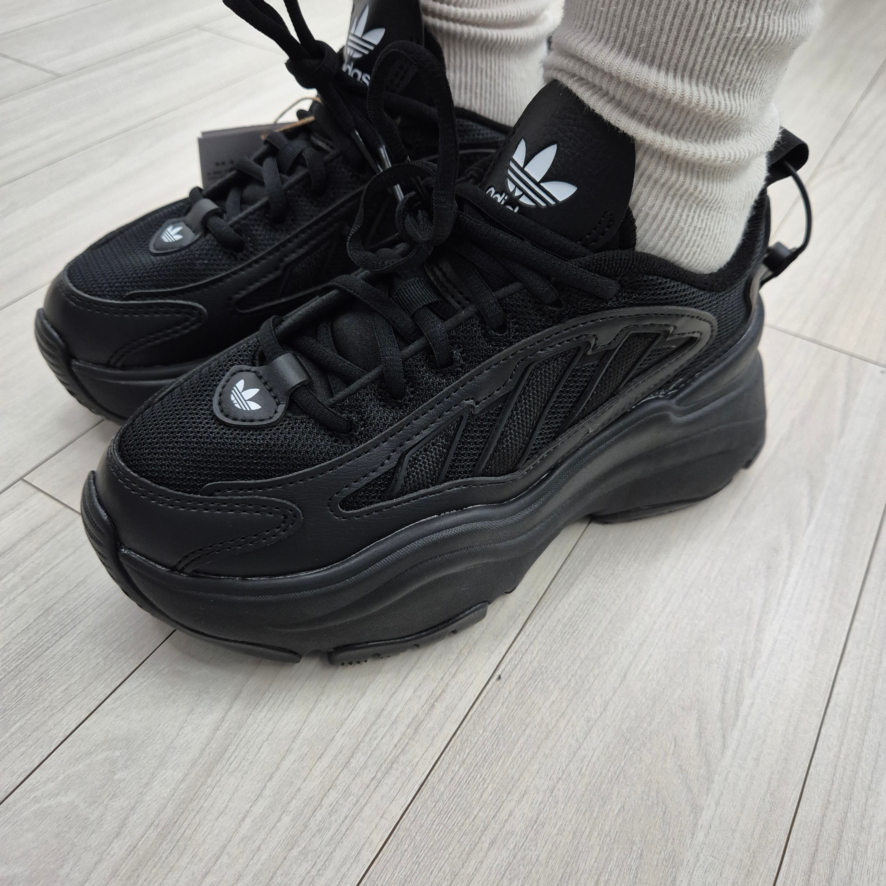 (W) Adidas Ozgaia Core Black 착용 스타일 - 1