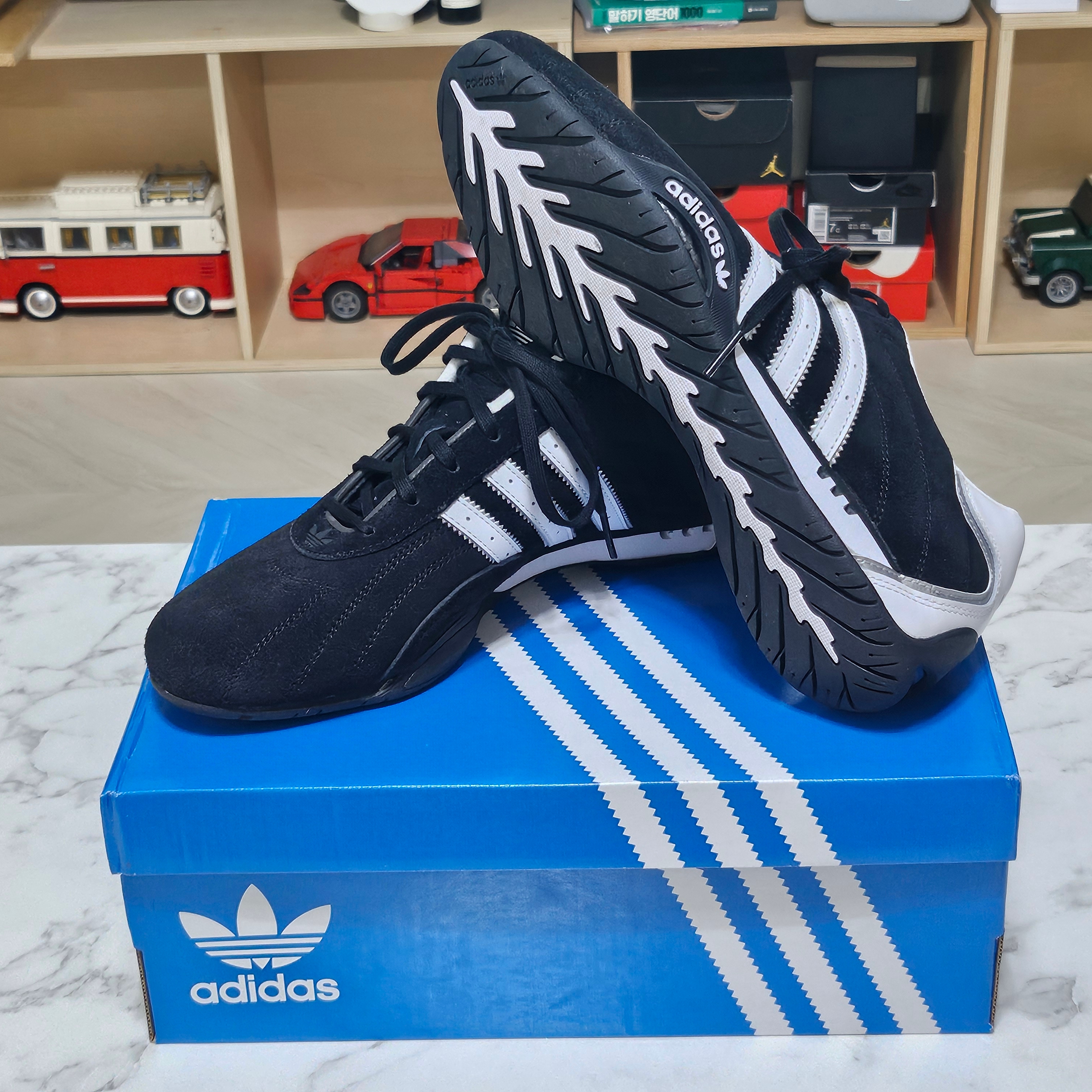 Adidas Originals Adiracer Lo Core Black Cloud White 착용 스타일 - 2
