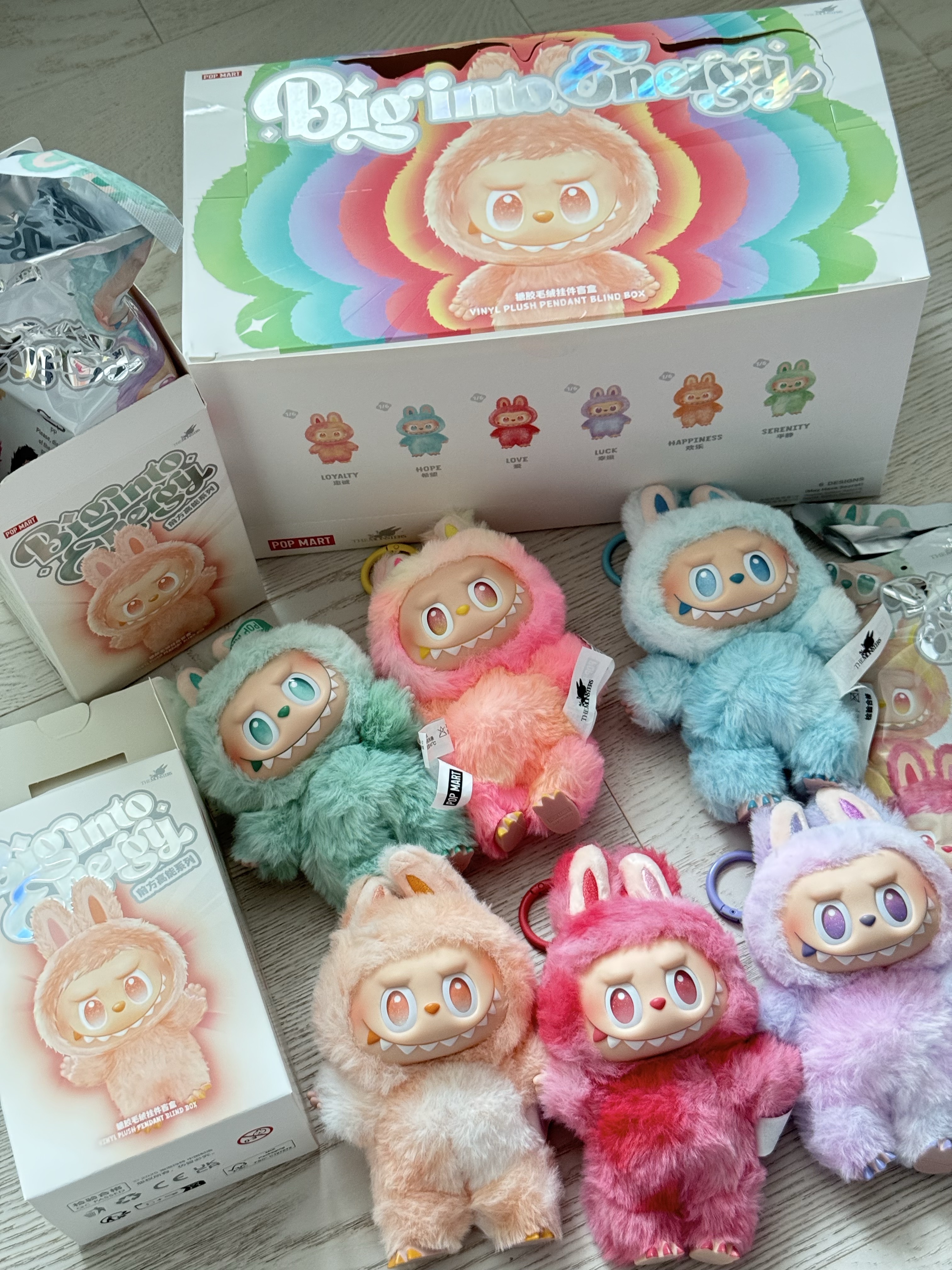 Pop Mart Labubu The Monsters Highlight Series Sealed Case (6 Blind Boxes), Pop Mart Labubu The Monsters Highlight Series Luck Keyring (Opened Case) 착용 스타일