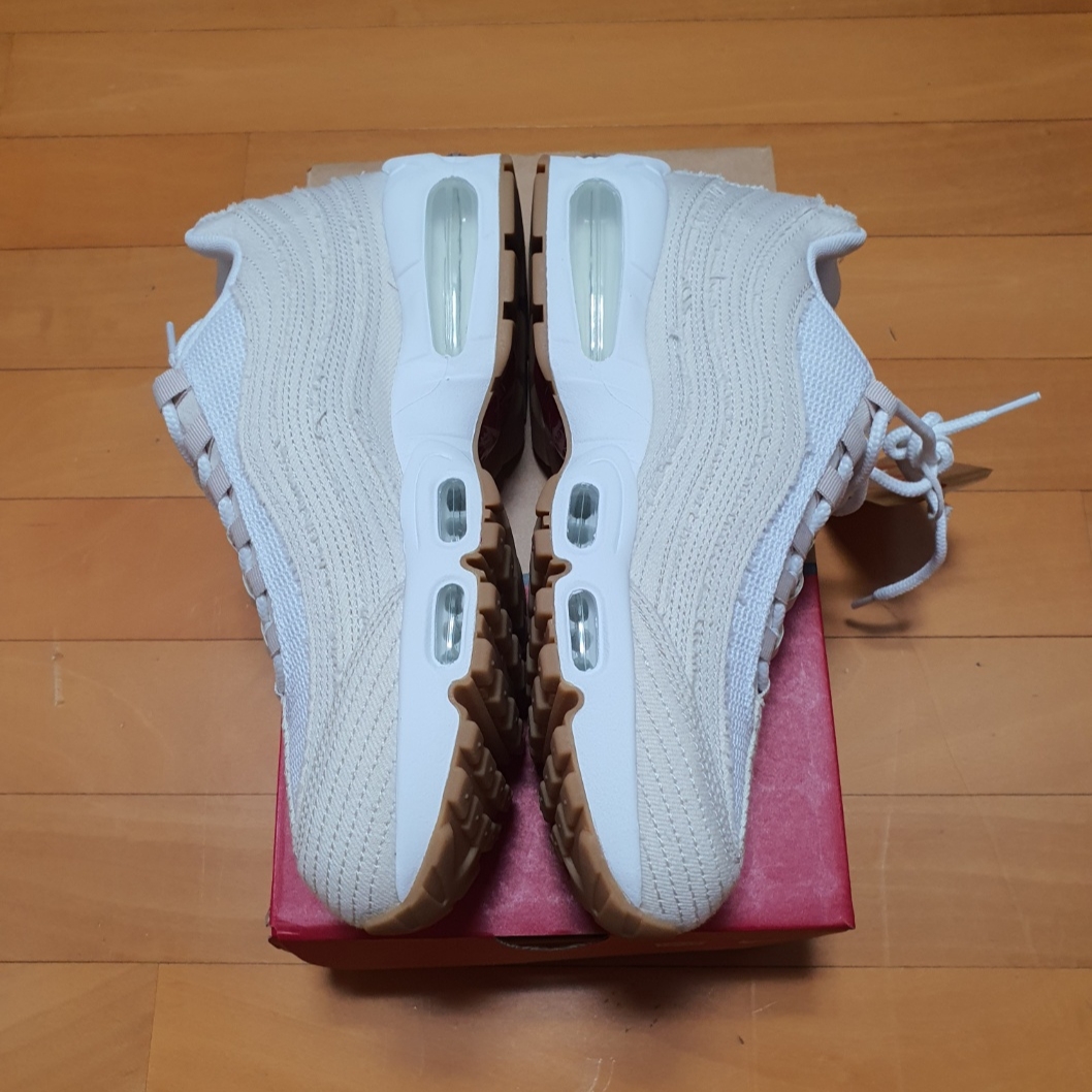 Nike x Levi's Air Max 95 White and Ecru 착용 스타일