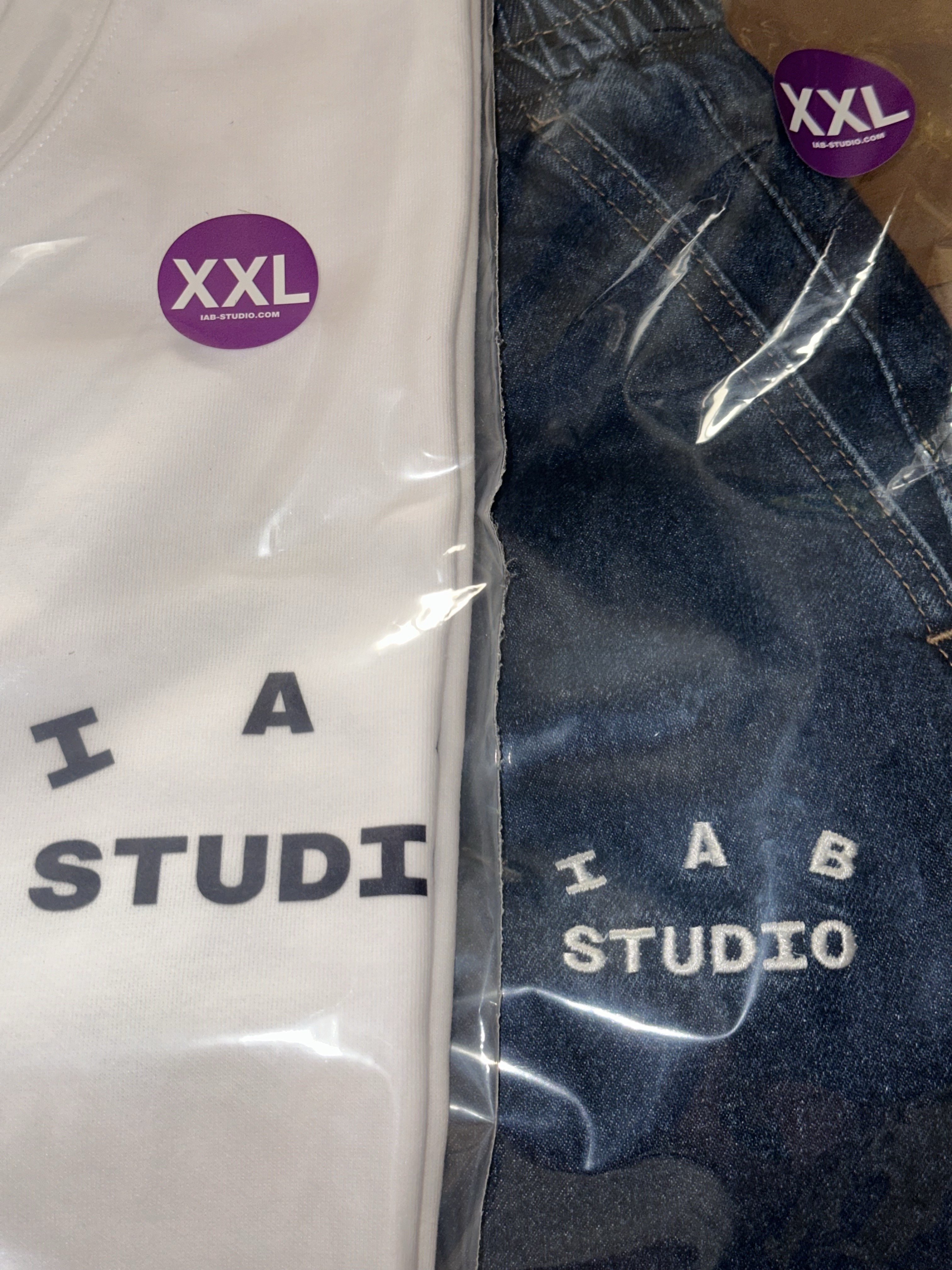 IAB Studio T-Shirt White Navy, IAB Studio Denim Shorts Deep Blue 착용 스타일