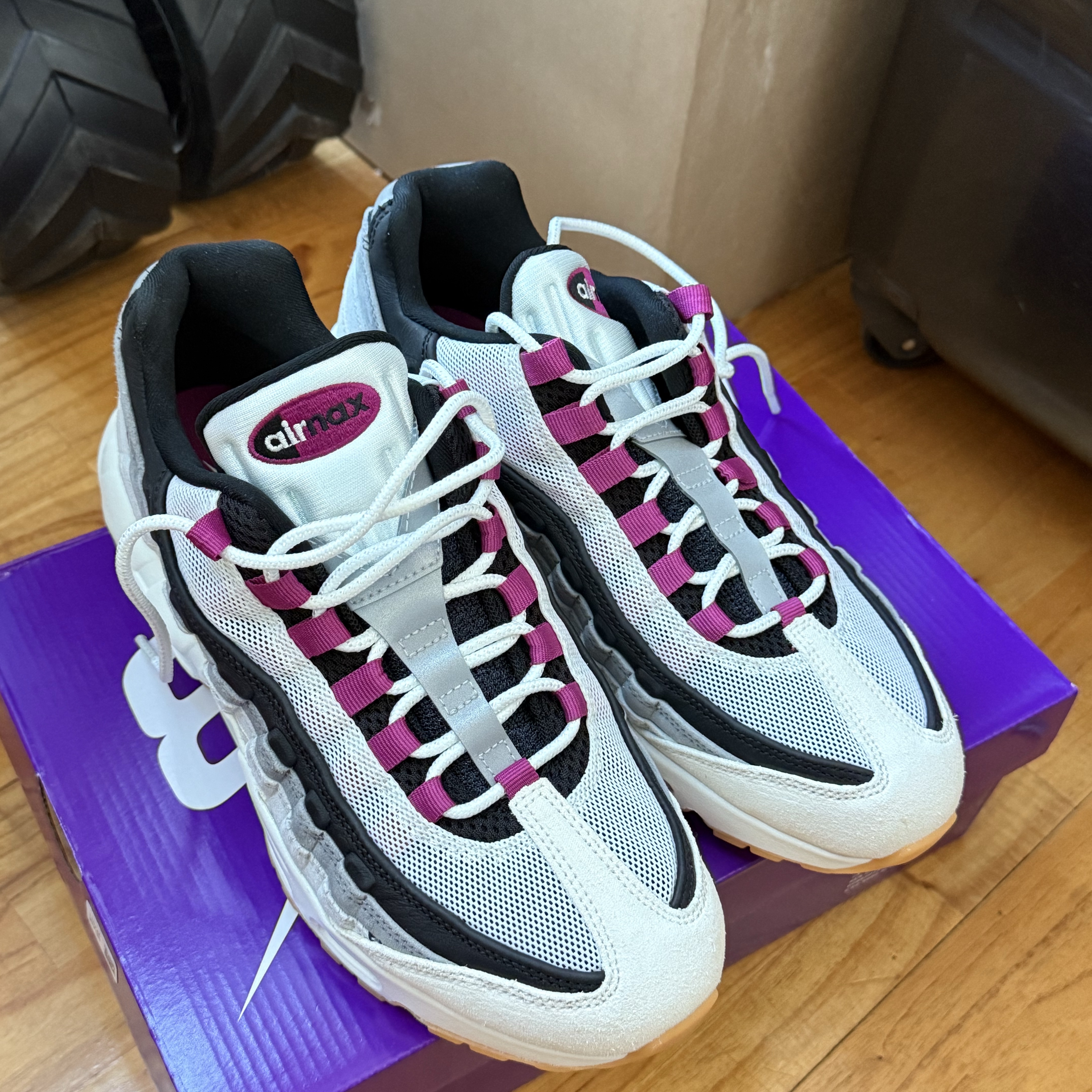 Nike SB Air Max 95 Summit White and Cactus Flower 착용 스타일