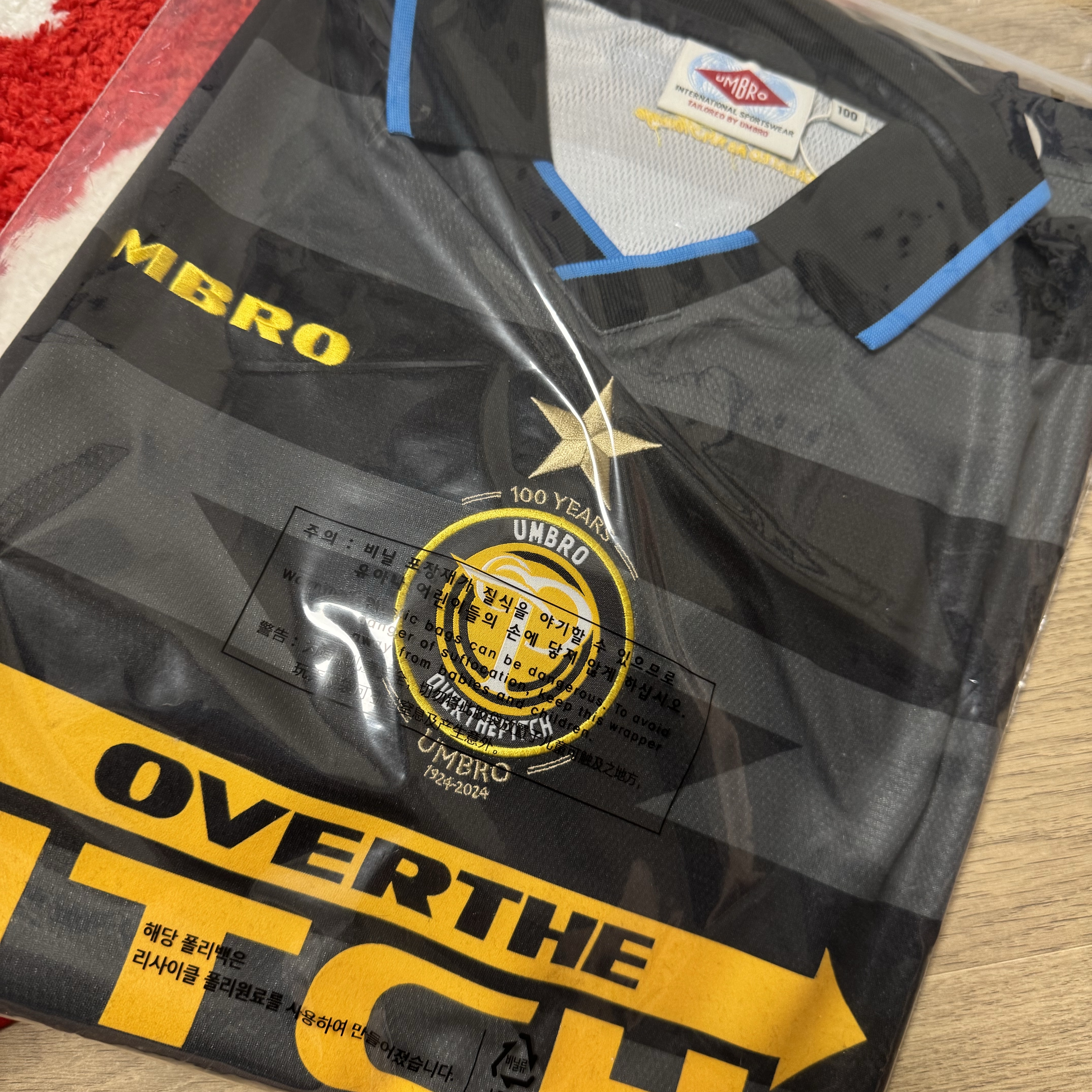Over The Pitch x Umbro 100th Anniversary Homage Football Jersey 착용 스타일