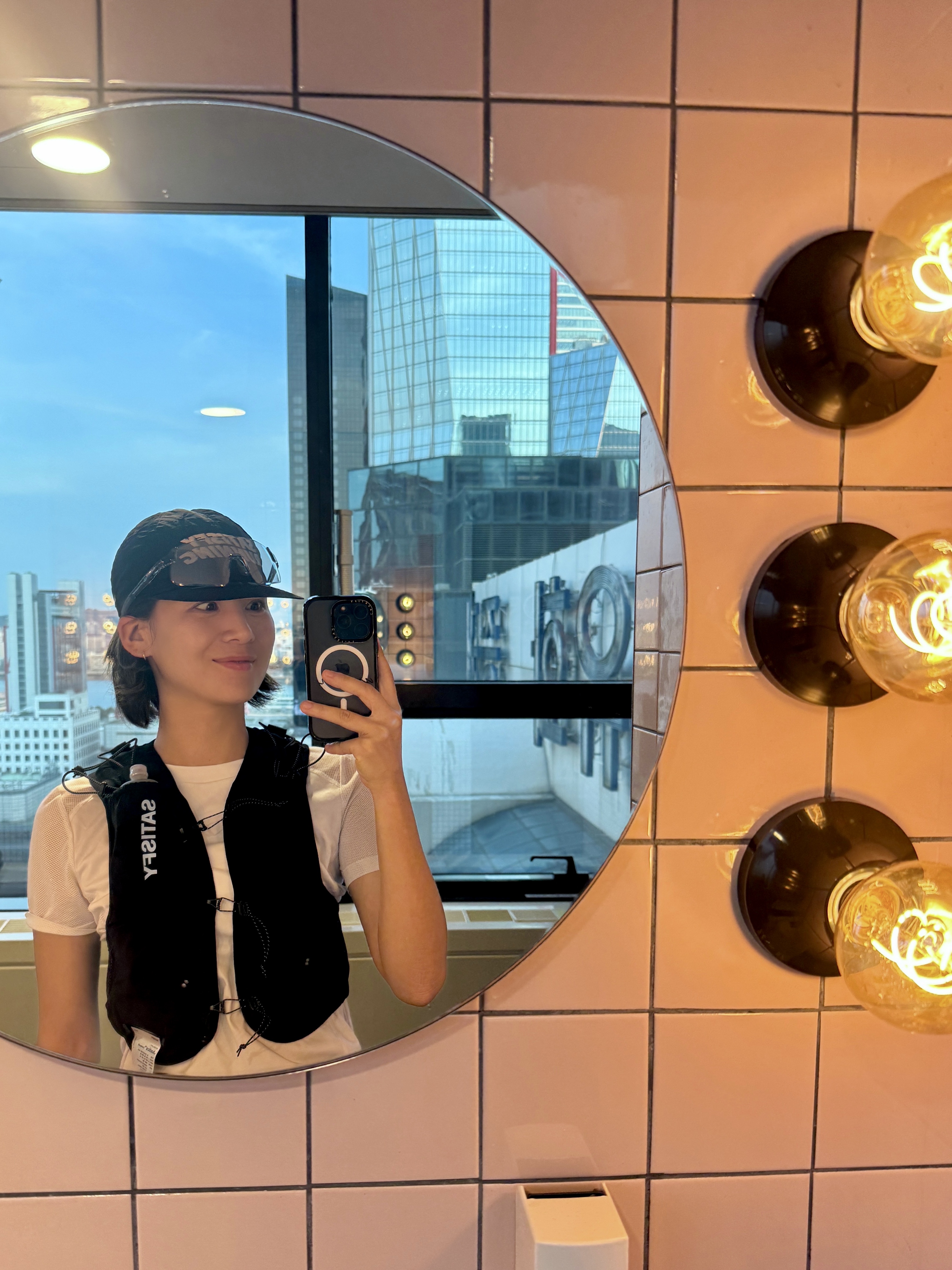 Satisfy Justice Cordura 5L Hydration Vest Black, Satisfy Flitesilk Running Cap Black 착용 스타일 - 5