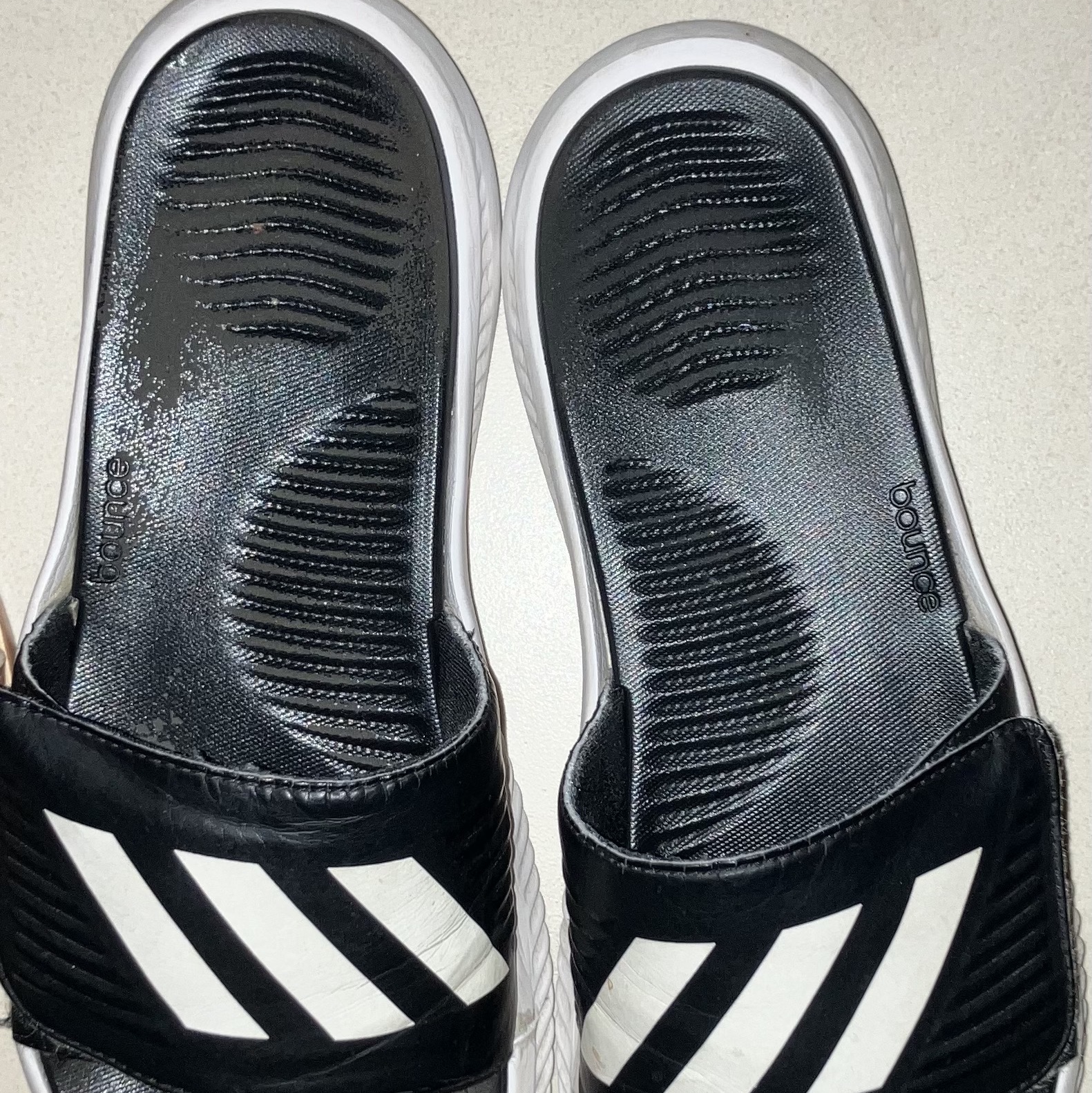 Adidas Alphabounce Slide Core Black Cloud White 착용 스타일