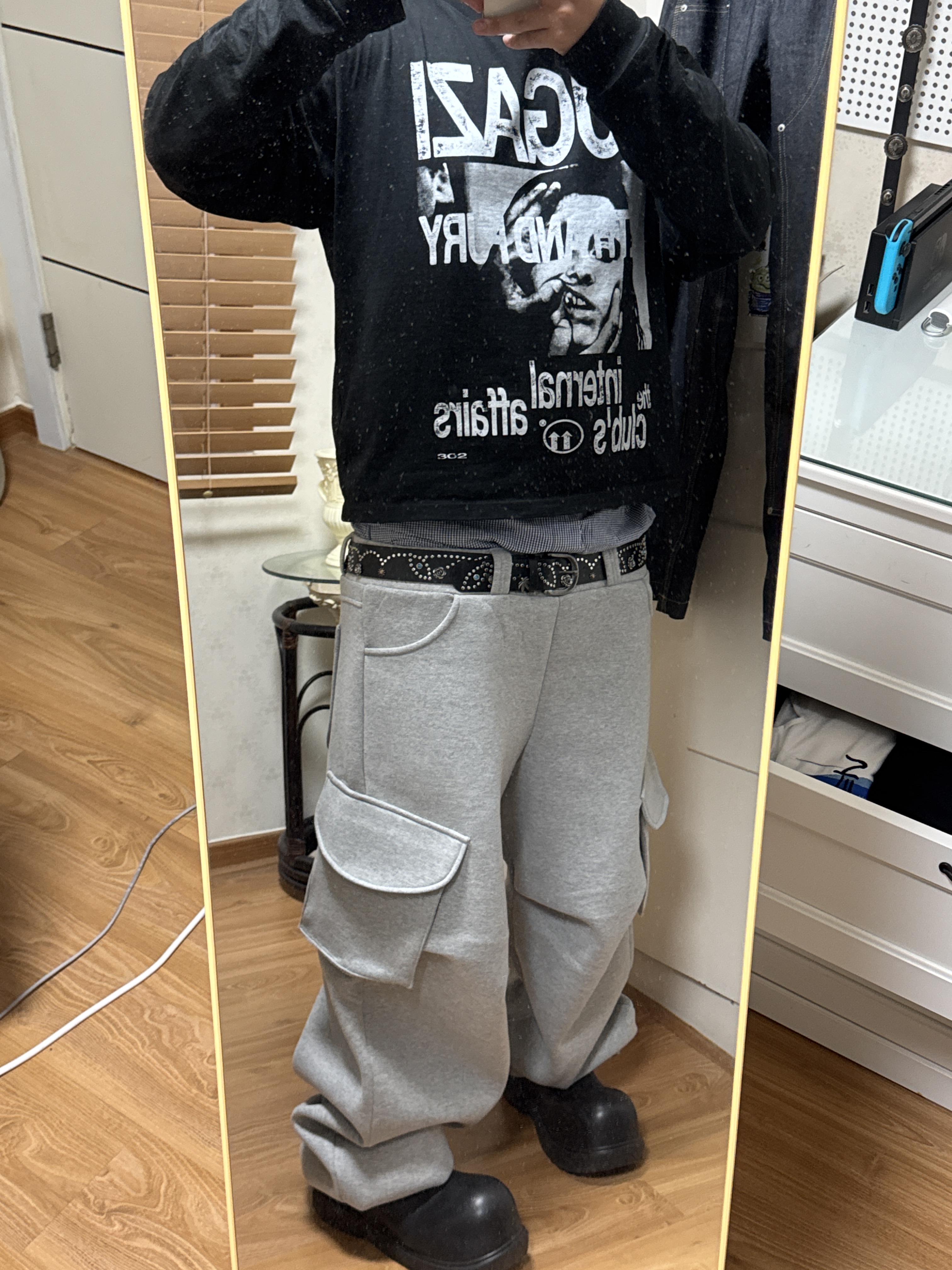 MJD X KOIN SEOUL Wide Cargo Sweat Pants 착용 스타일