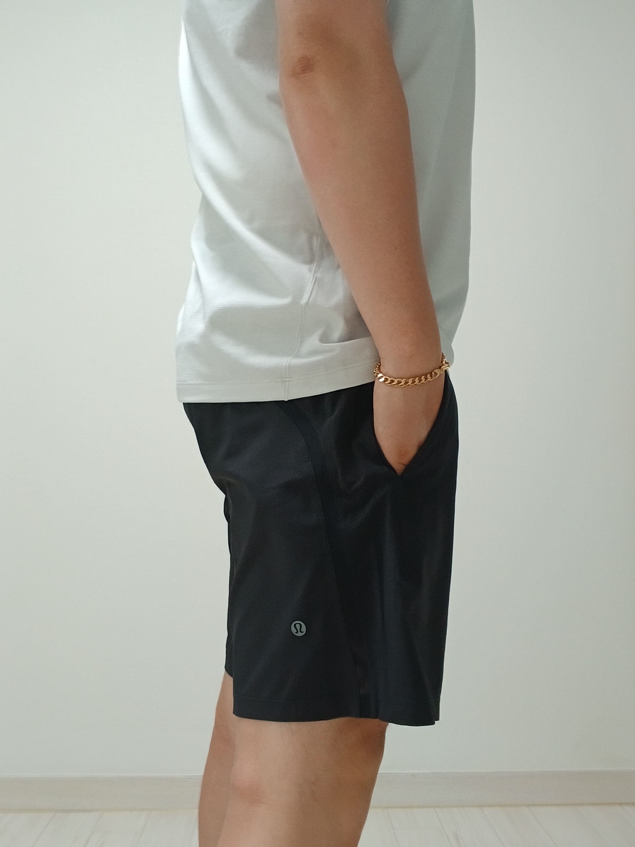 Arc'teryx Cormac Logo SS T-Shirt Atmos Heather, Lululemon Pace Breaker Linerless Shorts 5 Inch Black 착용 스타일 - 4