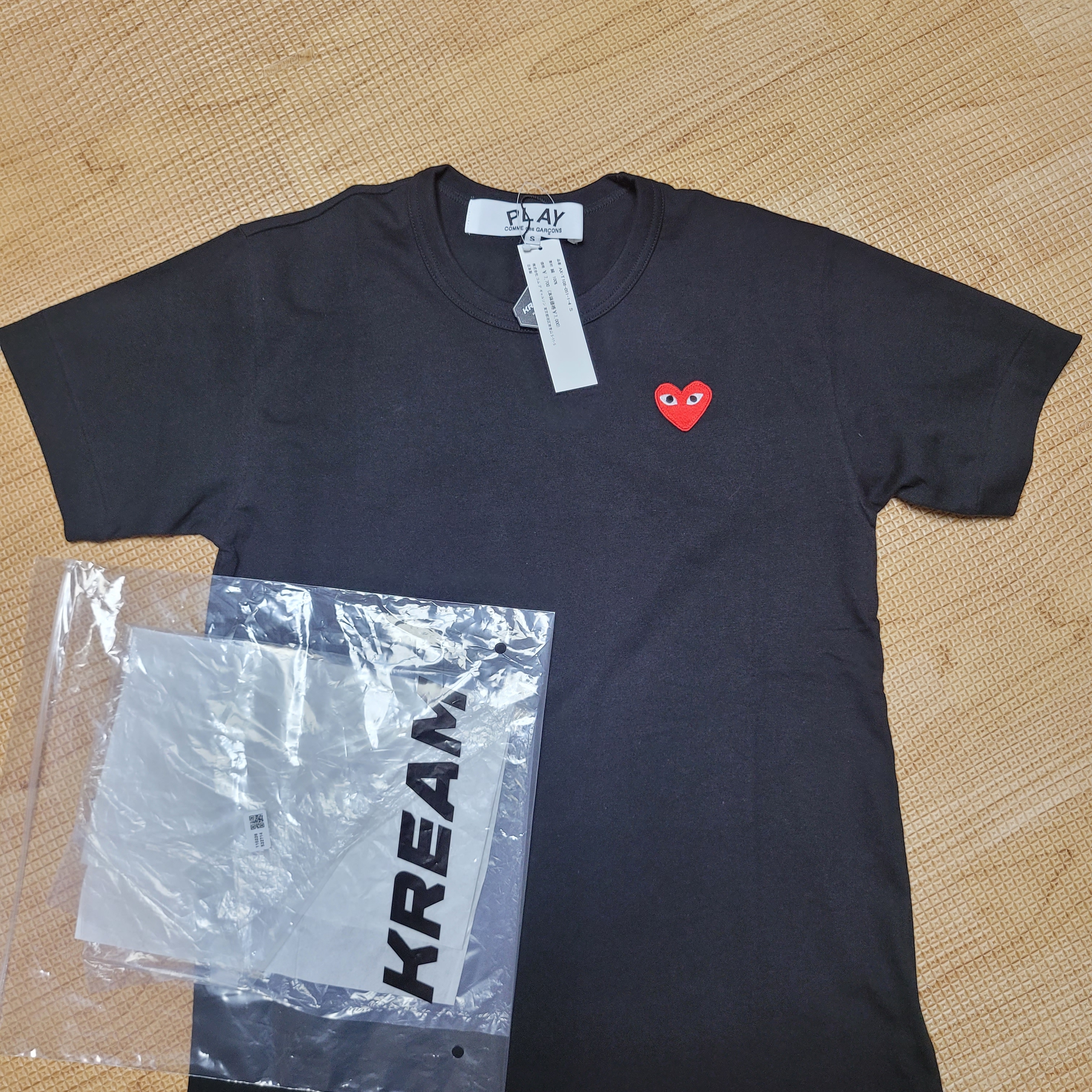 Play Comme des Garcons Red Heart T-Shirt Black 착용 스타일