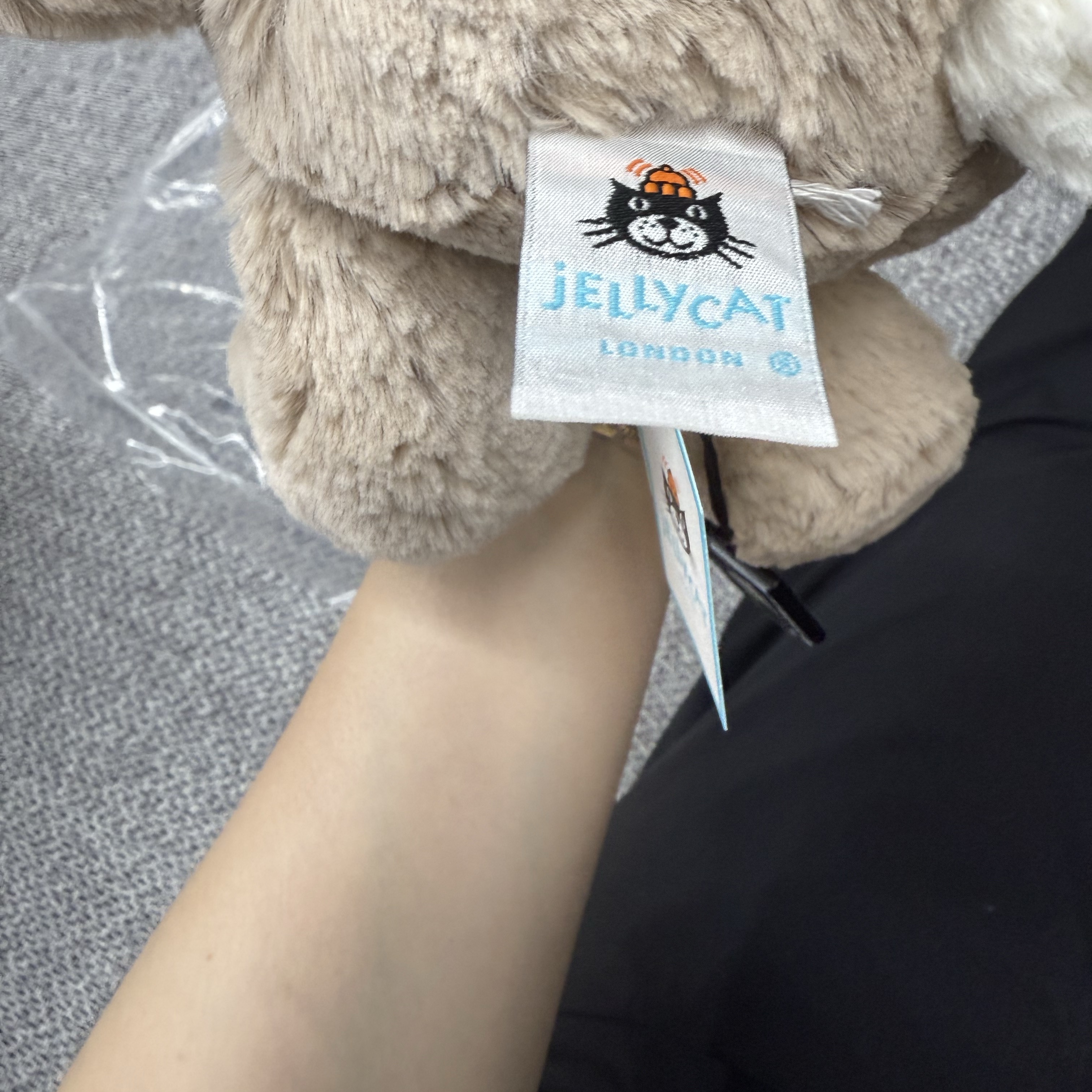 Jellycat Bashful Bunny Medium Beige 착용 스타일 - 2