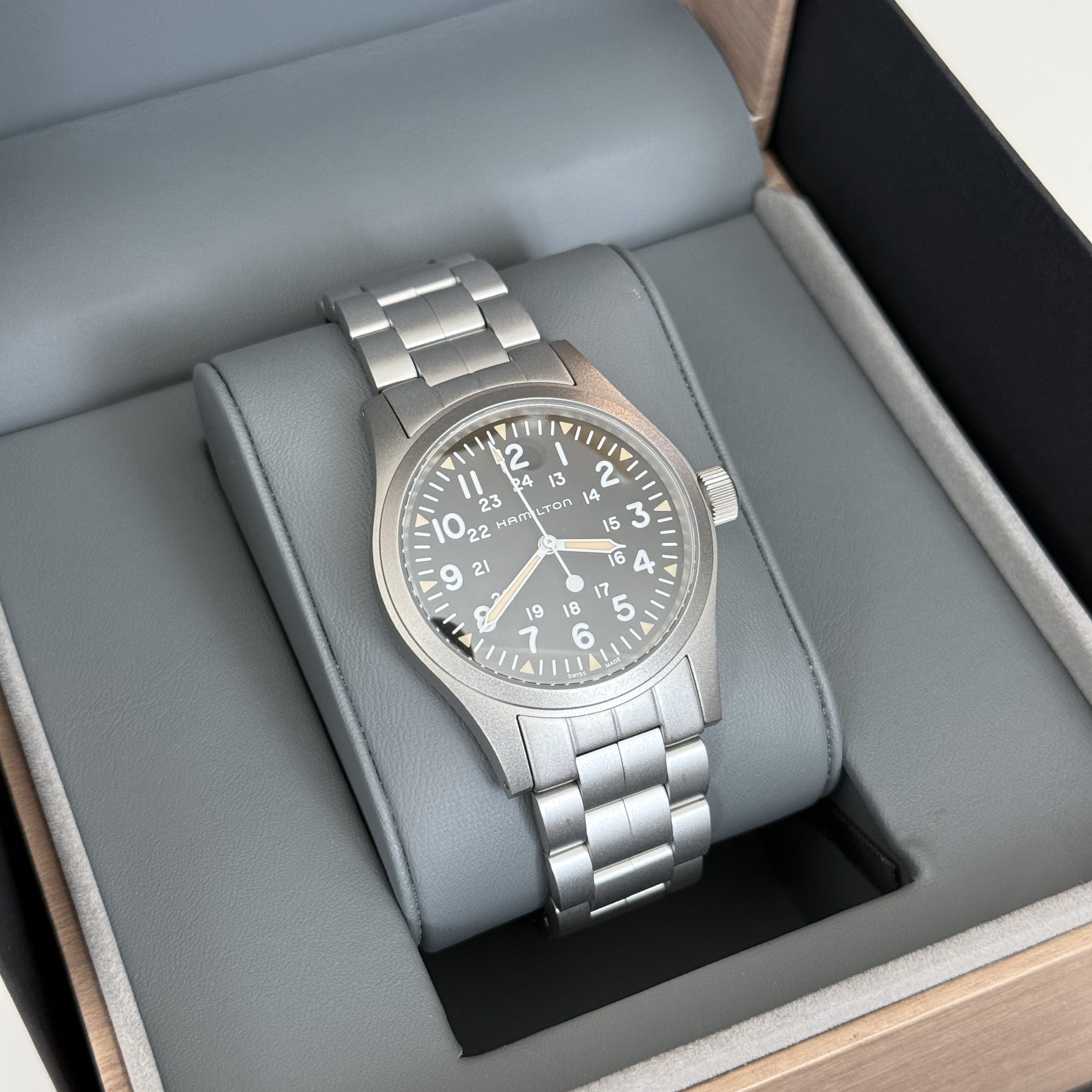 Hamilton Khaki Field Mechanical 38mm Stainless Steel Black 착용 스타일