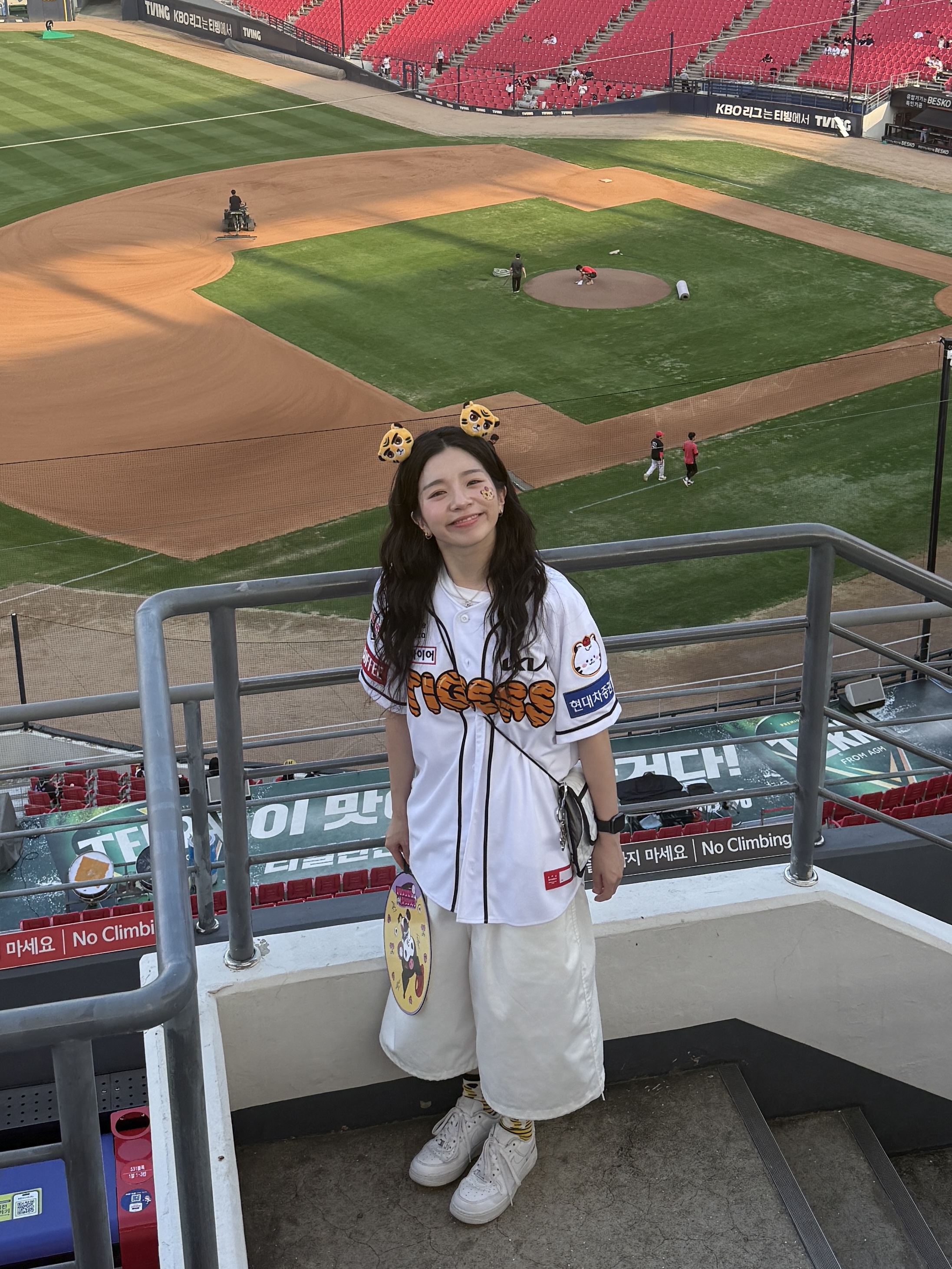 Kia Tigers x IAB Studio KIA Kids Uniform White (Non Marking Ver.), Nike x Supreme Air Force 1 Low White 착용 스타일