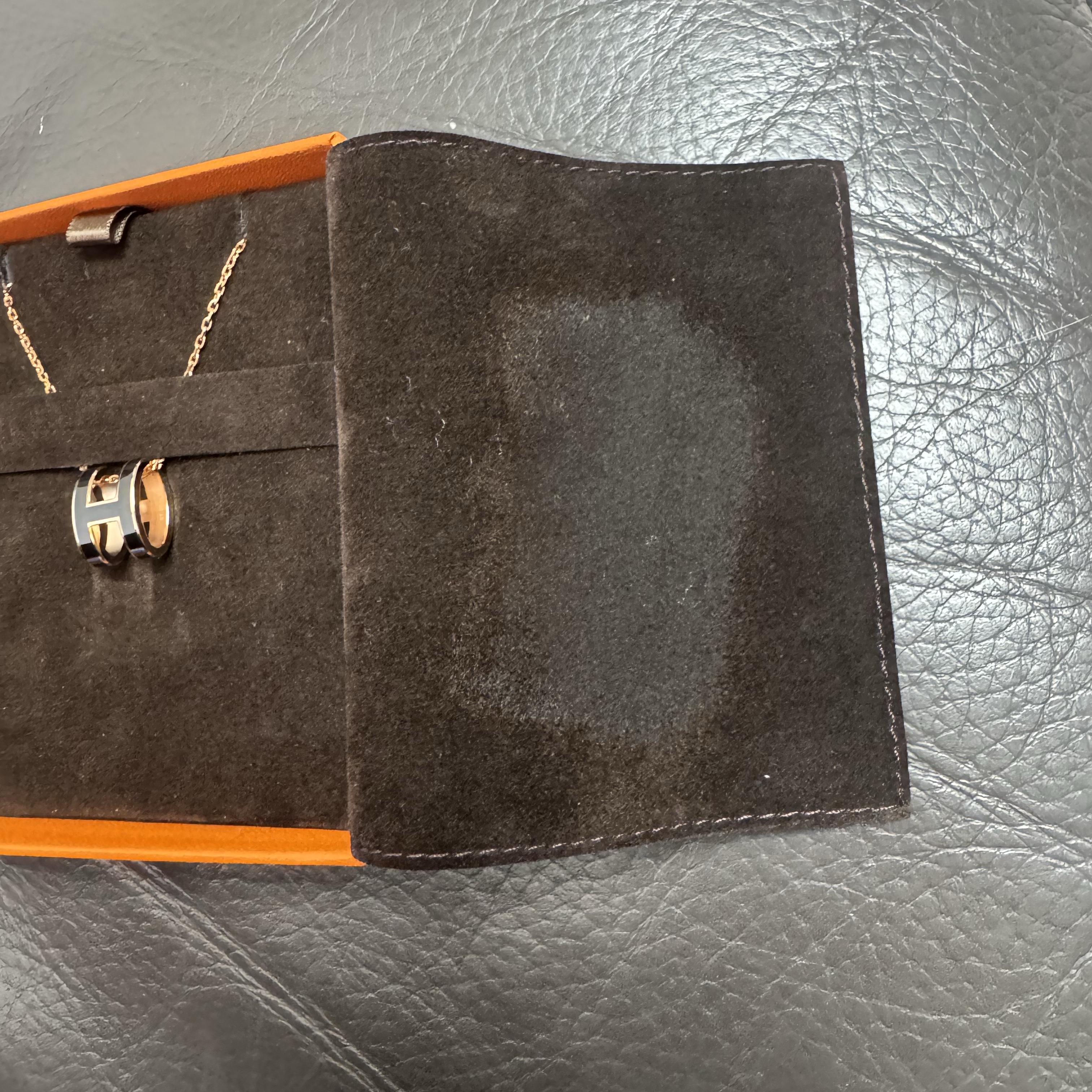 (W) Hermes Pop H Pendant Rose Gold & Noir 착용 스타일 - 1