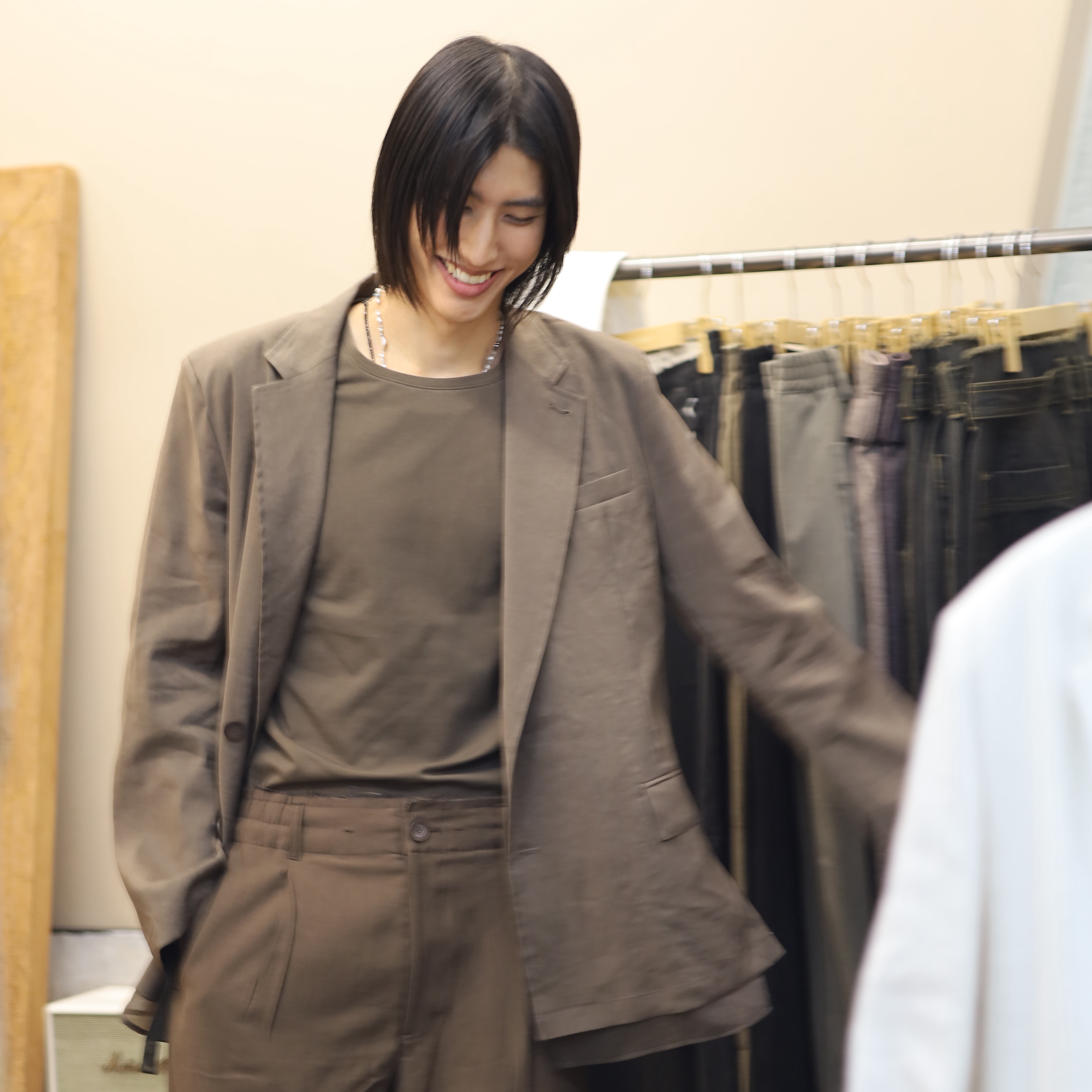 NA A NANA Organza Lining String Blazer Brown, NA A NANA Slim Fit T-Shirt Brown 착용 스타일 - 2