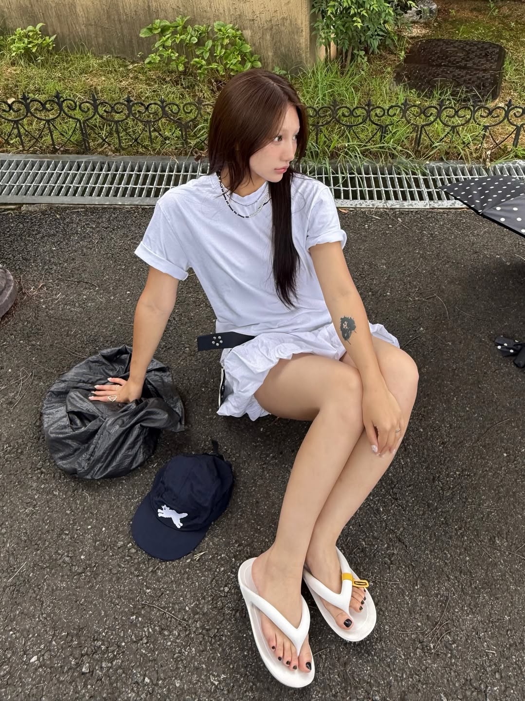 BLR Destroyed Gradation Bleached Short Sleeve T-Shirt White, Taw&Toe Flip Flop Zerovity Bio Off white 착용 스타일