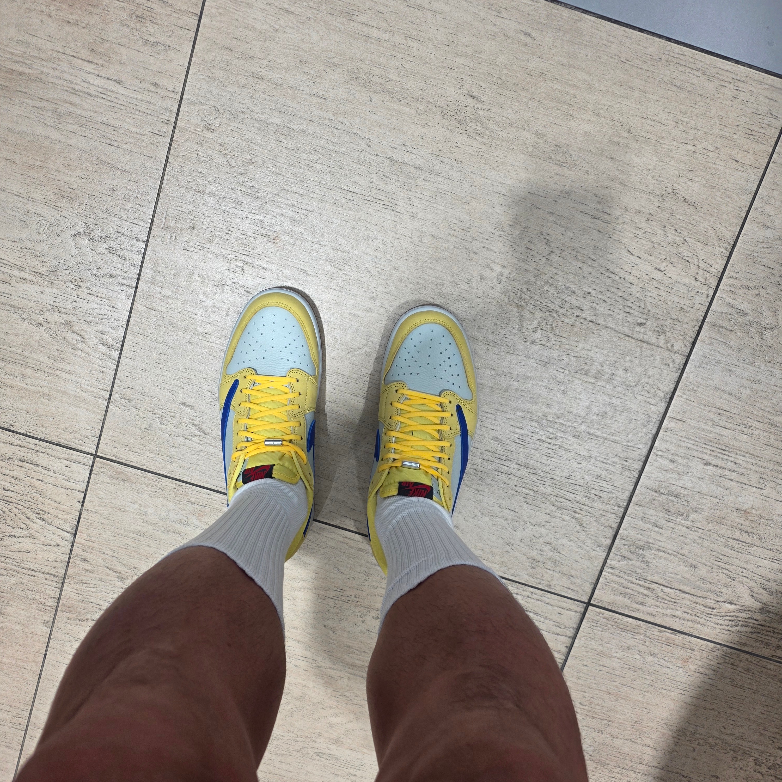 (W) Jordan 1 x Travis Scott Retro Low OG SP Canary 착용 스타일 - 1