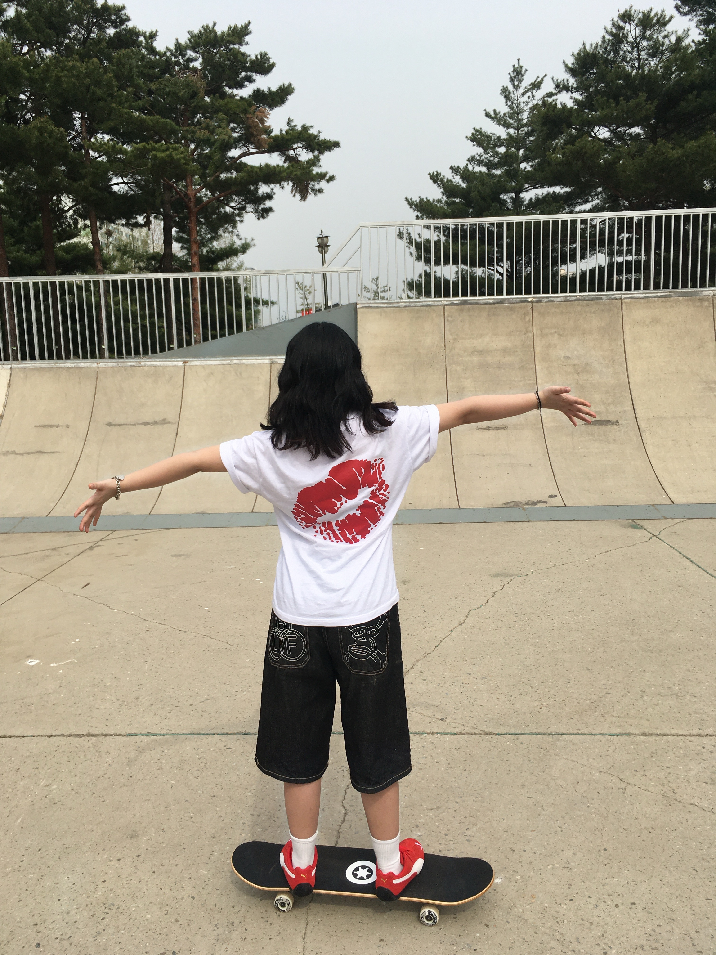 Honey Scoop House Lips T-Shirt White, Puma Speedcat OG Red White 착용 스타일 - 4