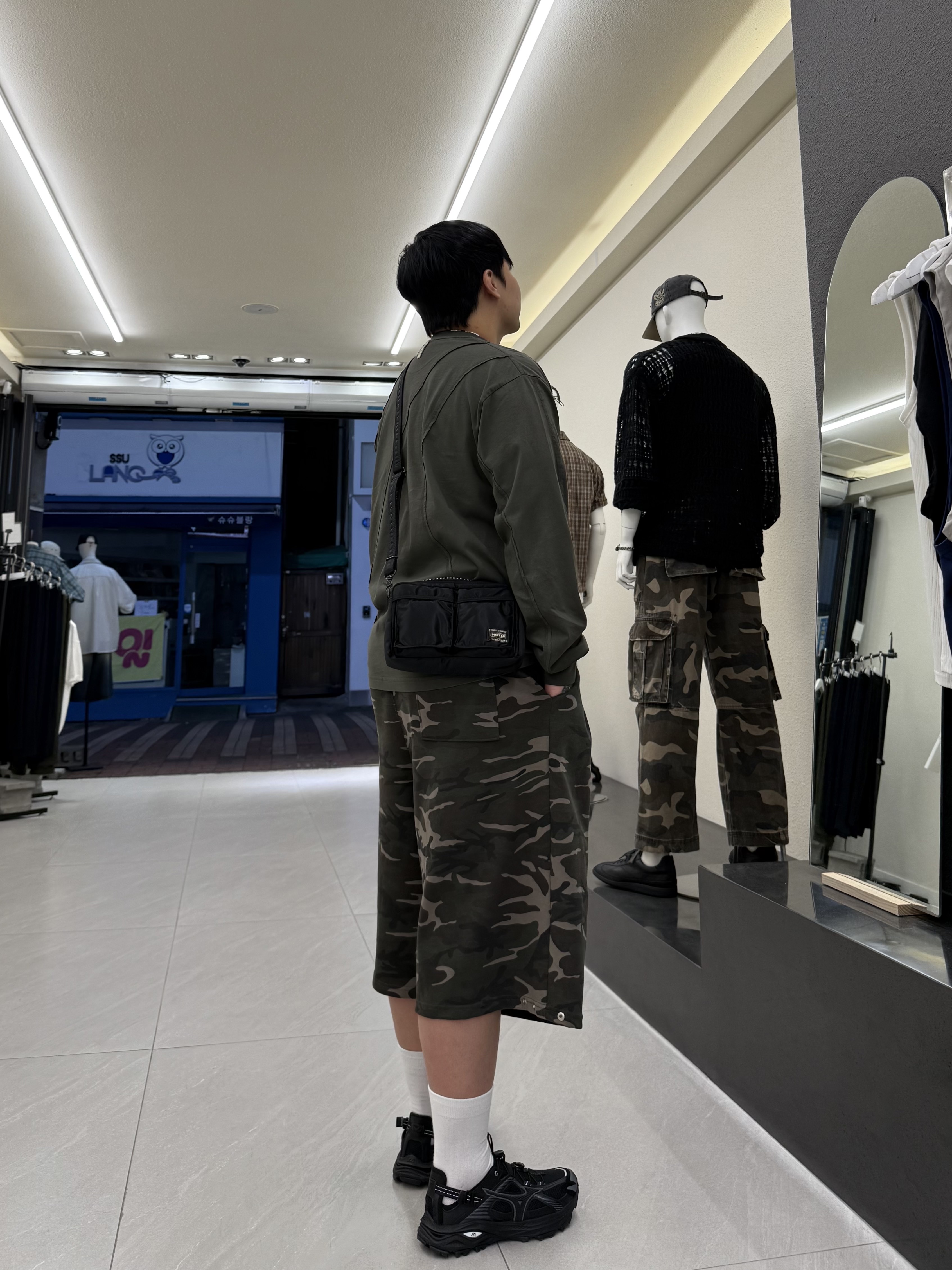 Porter All New Tanker Sling Bag Black, Mizuno Racer Trail SE Black 착용 스타일