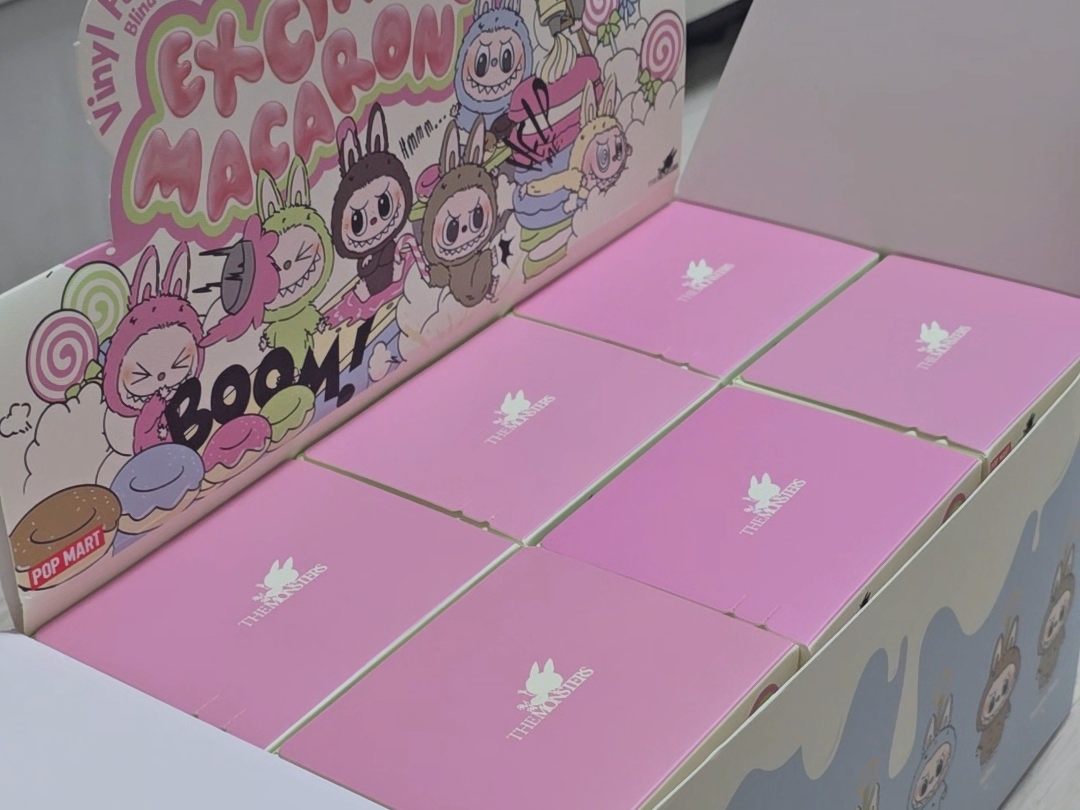 Pop Mart The Monsters Labubu Tasty Macarons Series Sealed Case (6 Blind Boxes) 착용 스타일 - 1