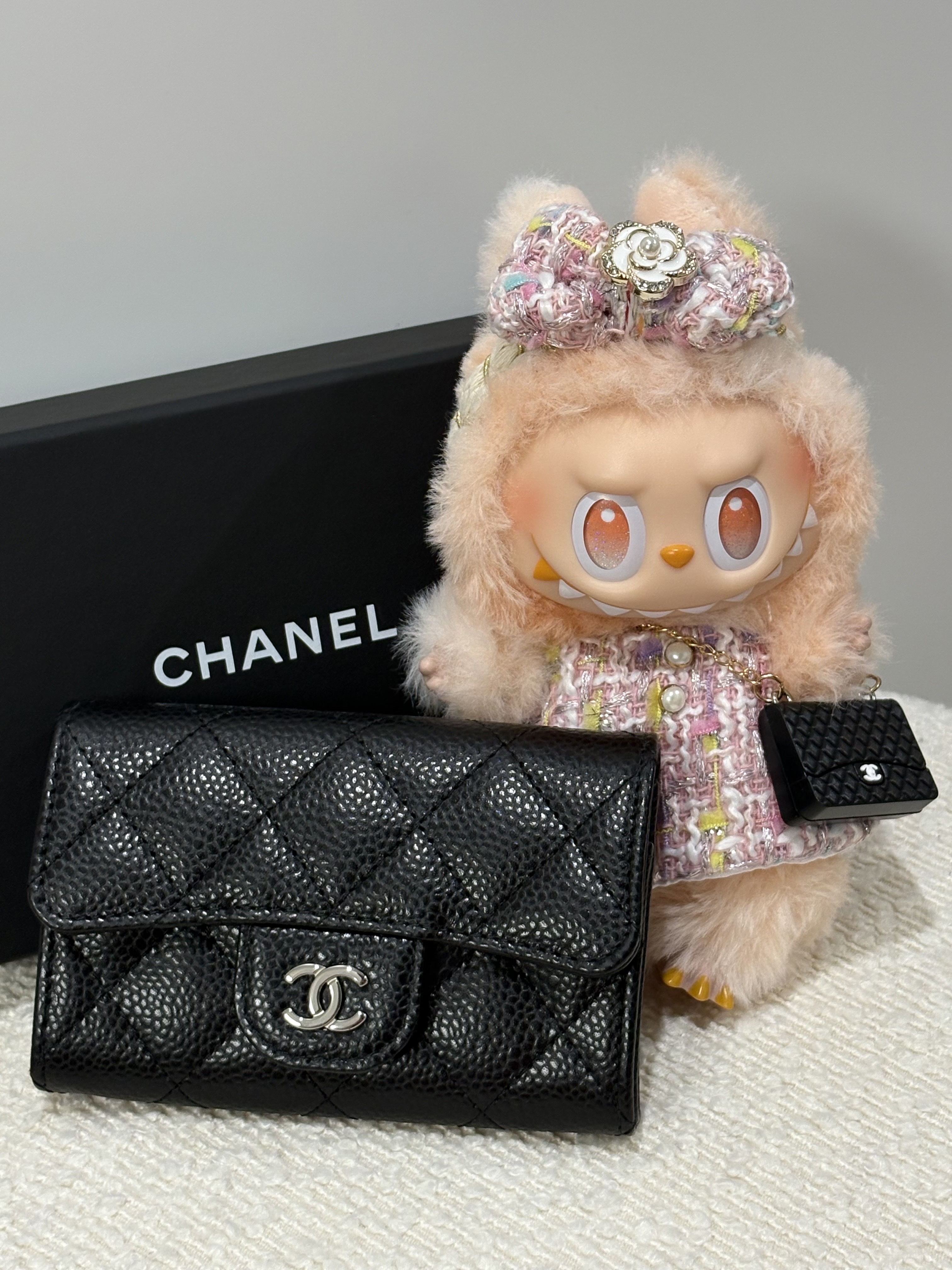 Chanel Classic Card Holder Grained Calfskin & Silver Black, Pop Mart Labubu The Monsters Highlight Series Happiness Keyring (Opened Case) 착용 스타일