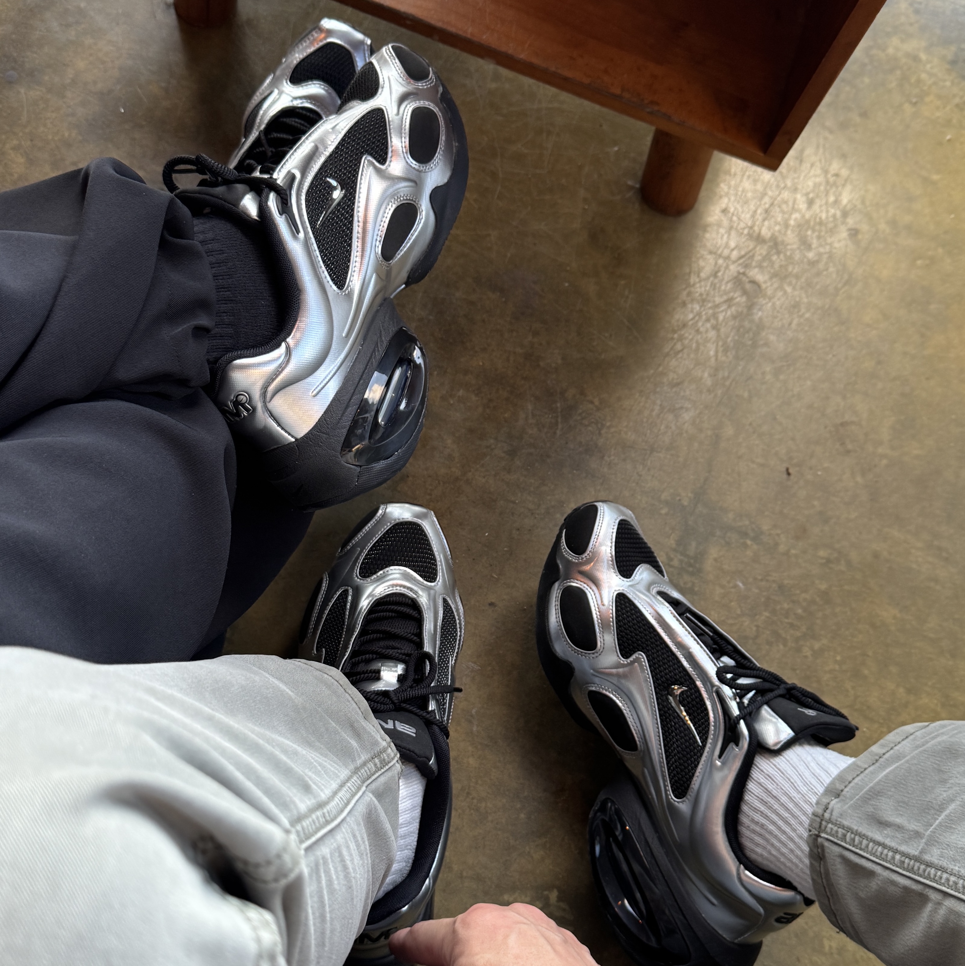 (W) Nike Air Max Muse Black and Metallic Silver 착용 스타일