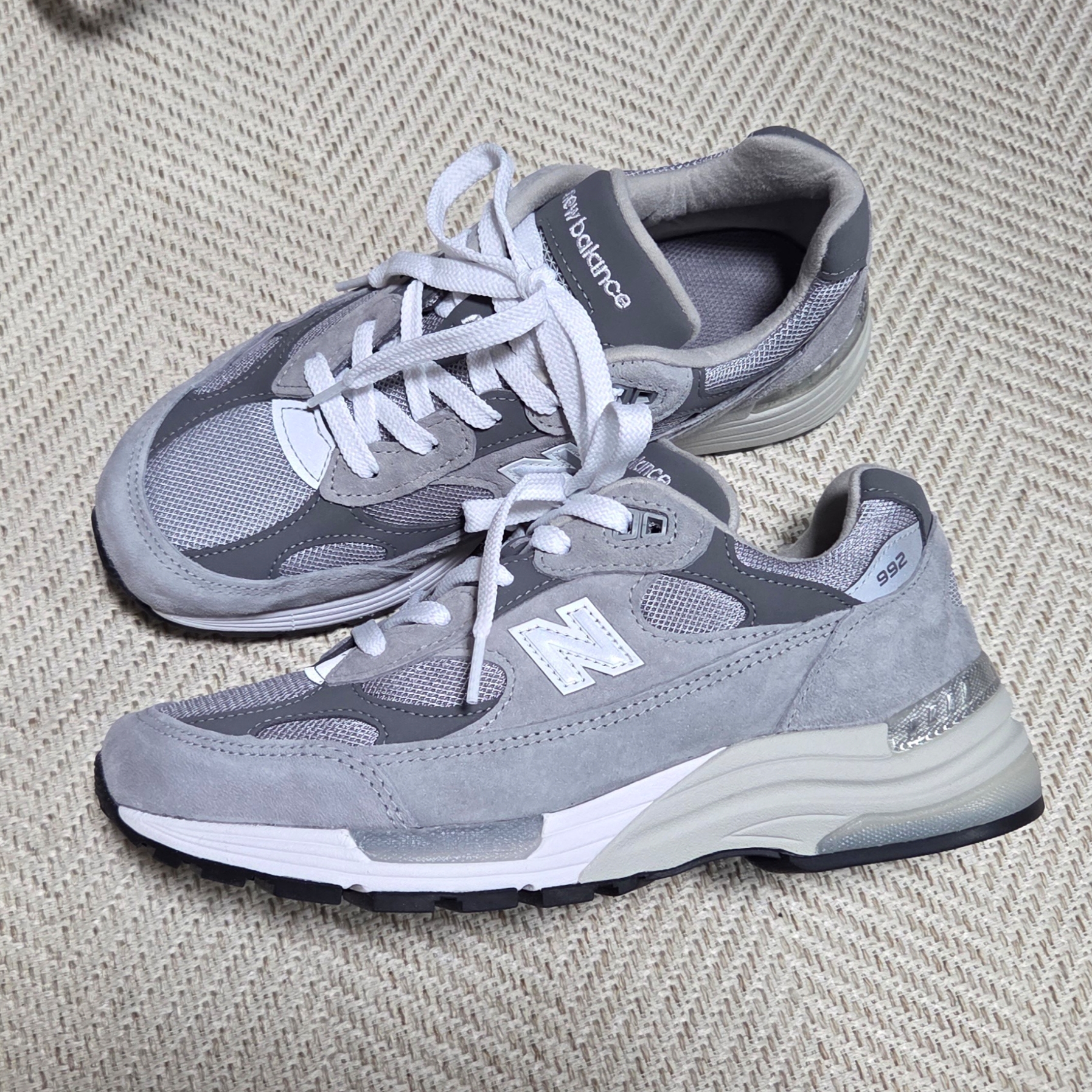 New Balance 992 Made in USA Core Grey Silver Metallic 착용 스타일