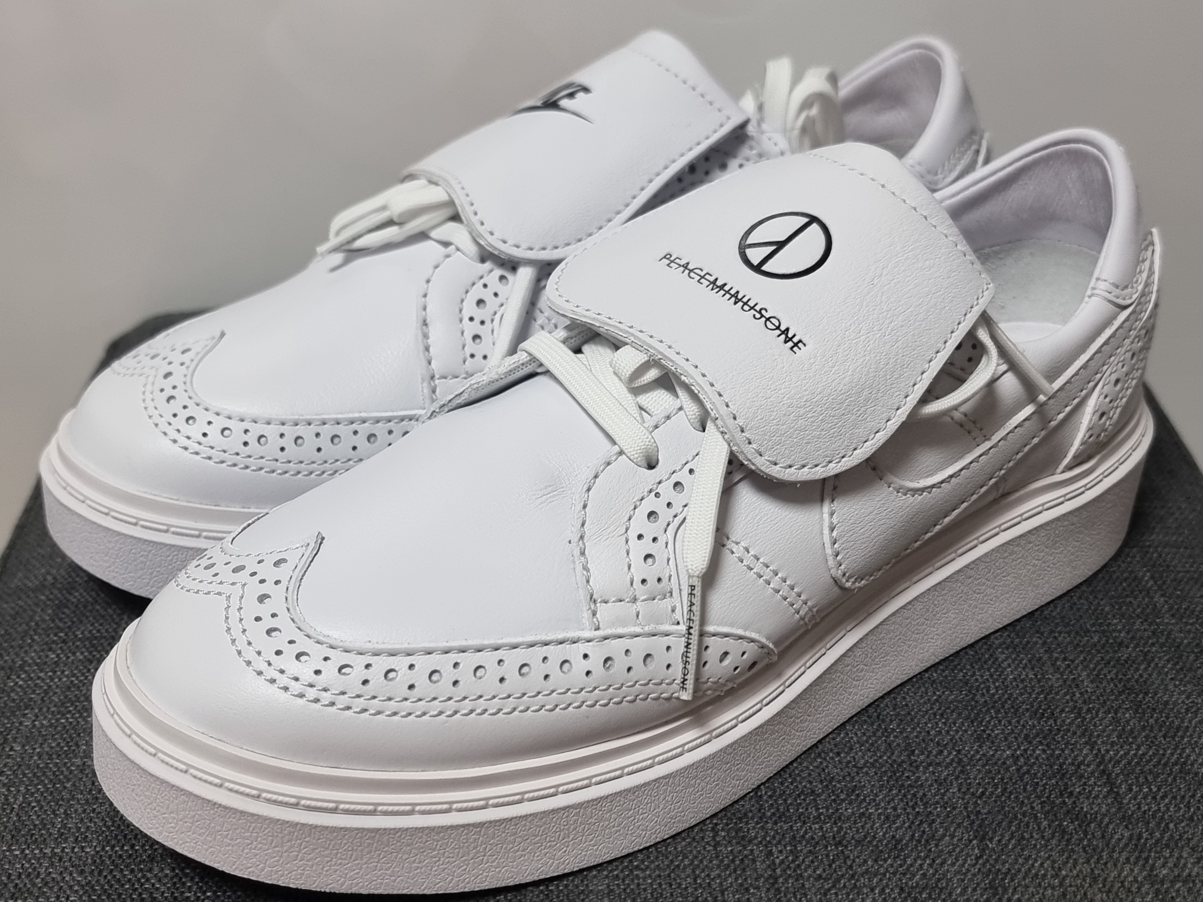 Nike x Peaceminusone Kwondo1 White, [6% 적립] FILA Pantera 99/25 Grey 착용 스타일 - 1