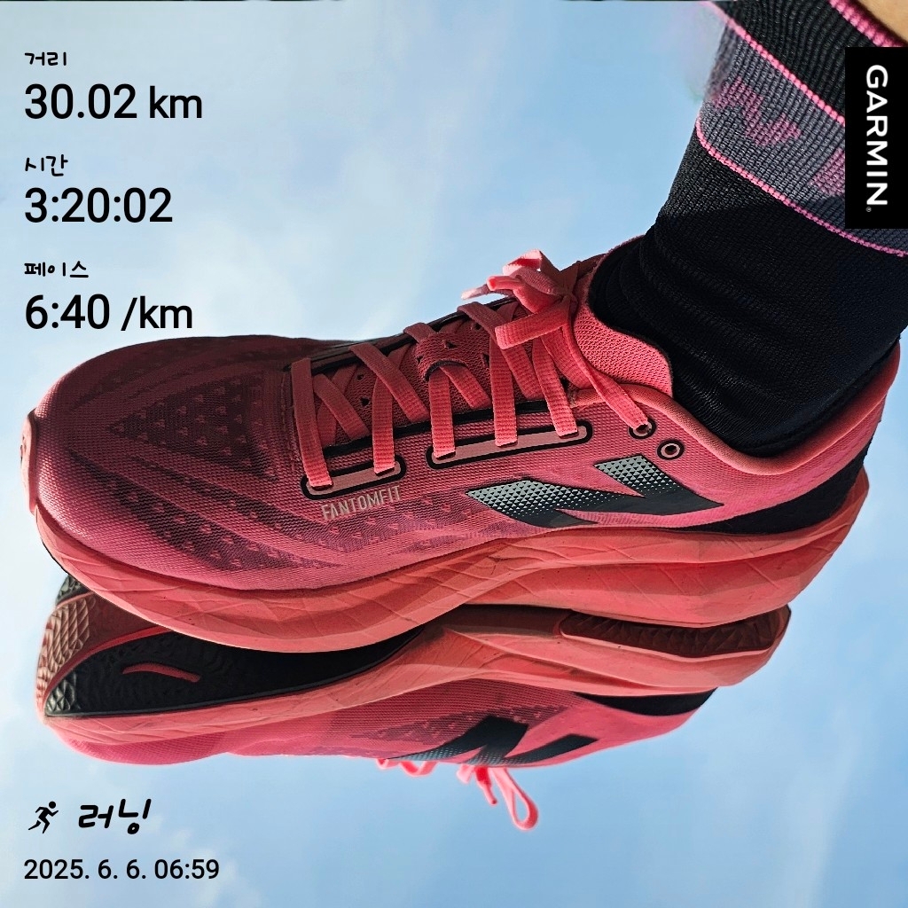 New Balance Fuelcell Rebel v4 Ultra Pink Black - 2E Wide 착용 스타일