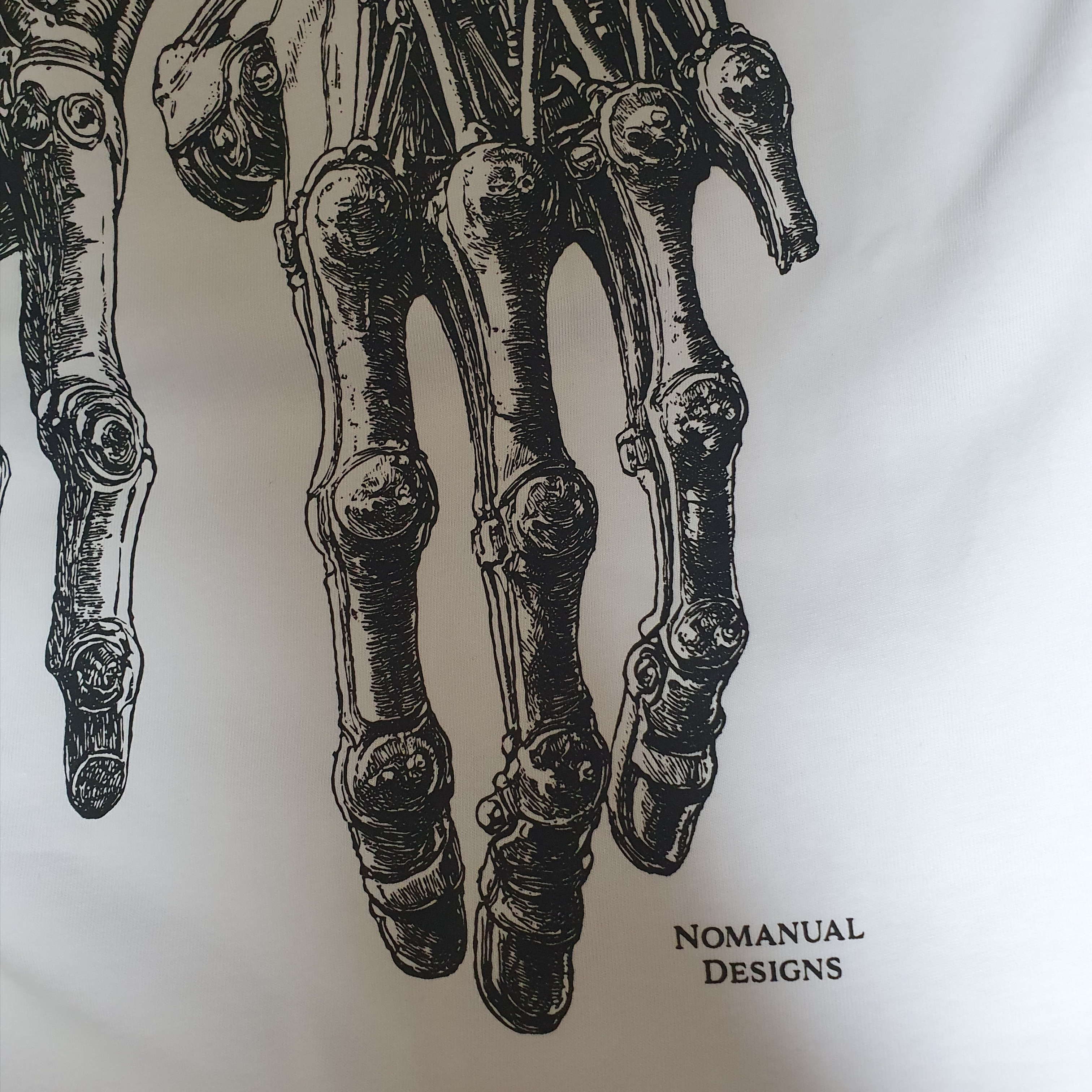 NOMANUAL Robotic Hand NM T-Shirt White 착용 스타일