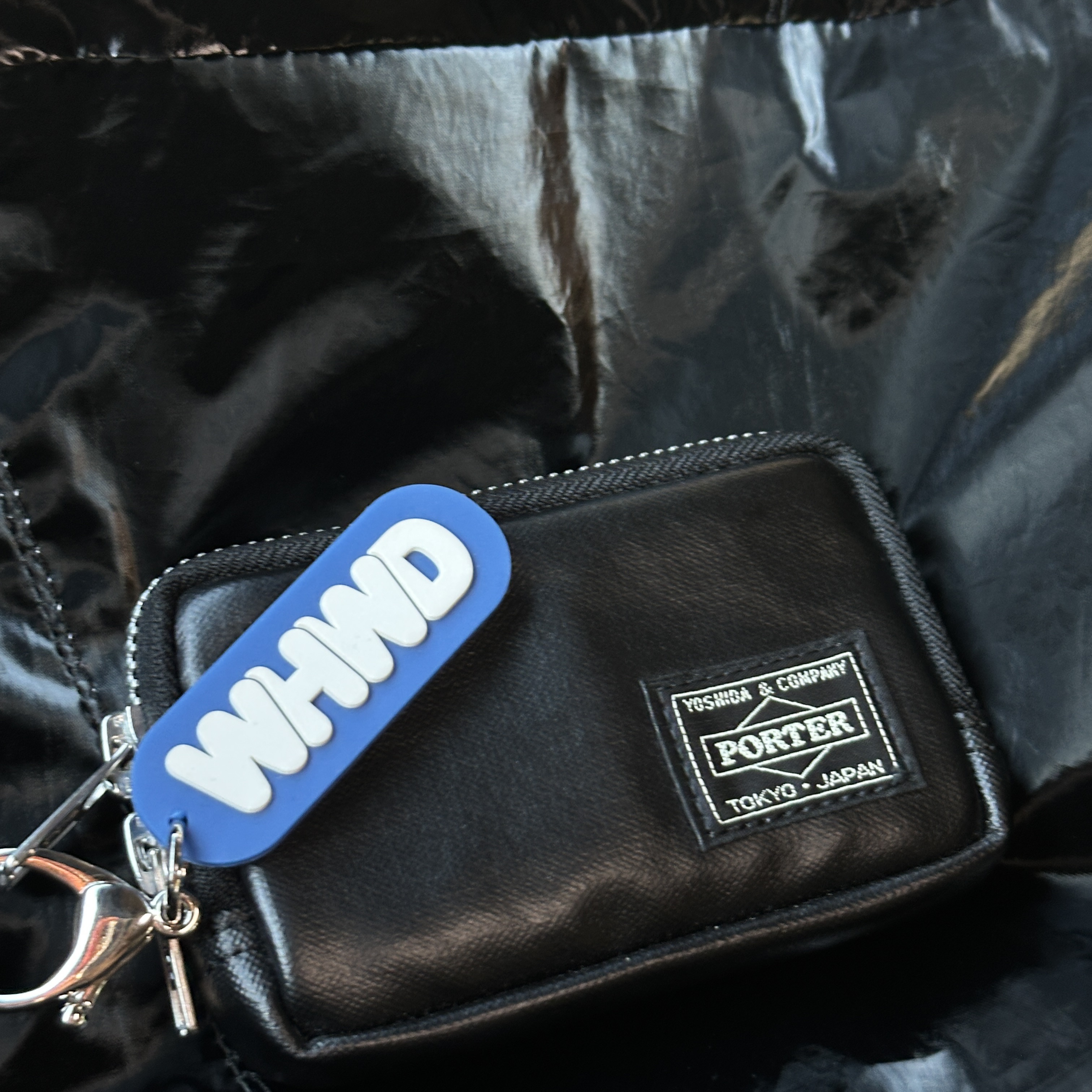 Porter Freestyle Multi Coin Case Black, WHWD Silicone Keyring 착용 스타일