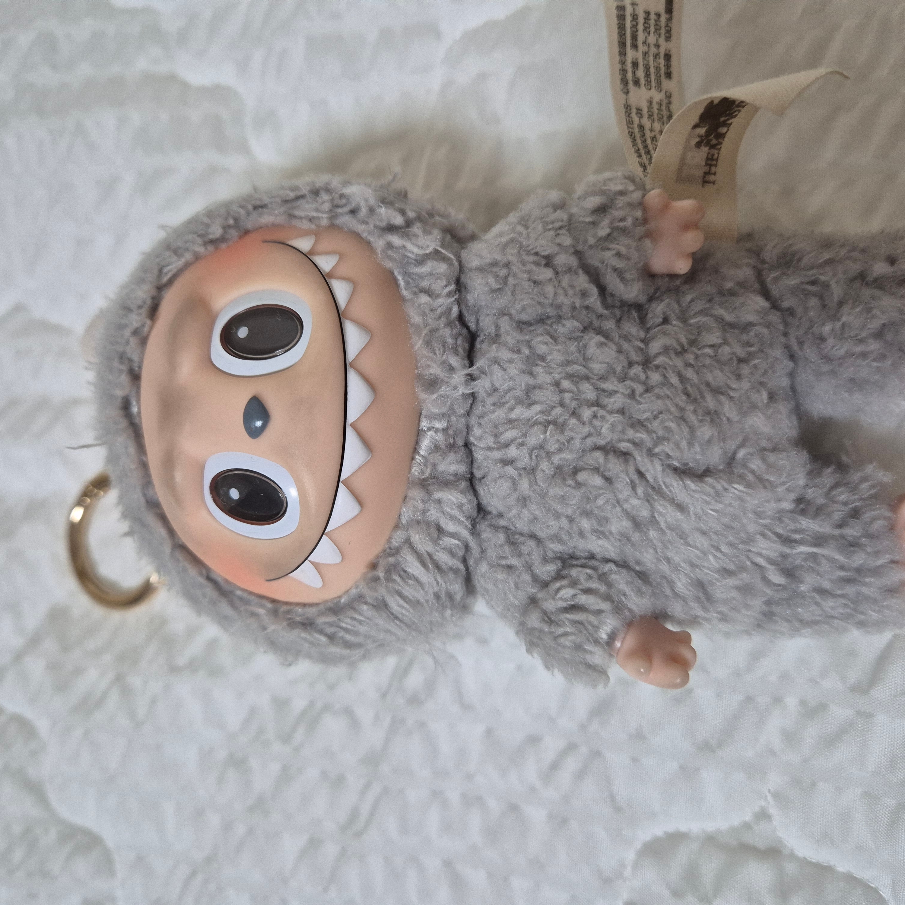 Pop Mart Labubu The Monsters Labubu Tasty Macarons Series Sesame Bean Keyring (Opened Case) 착용 스타일