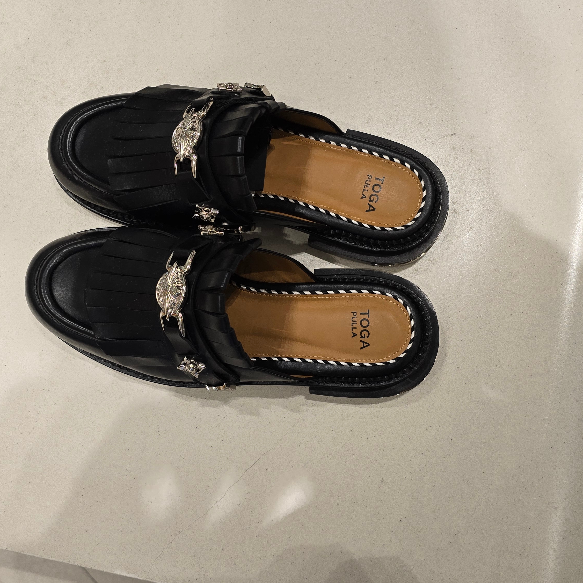 Toga Pulla AJ1195 Hard Leather Black - 25SS 착용 스타일