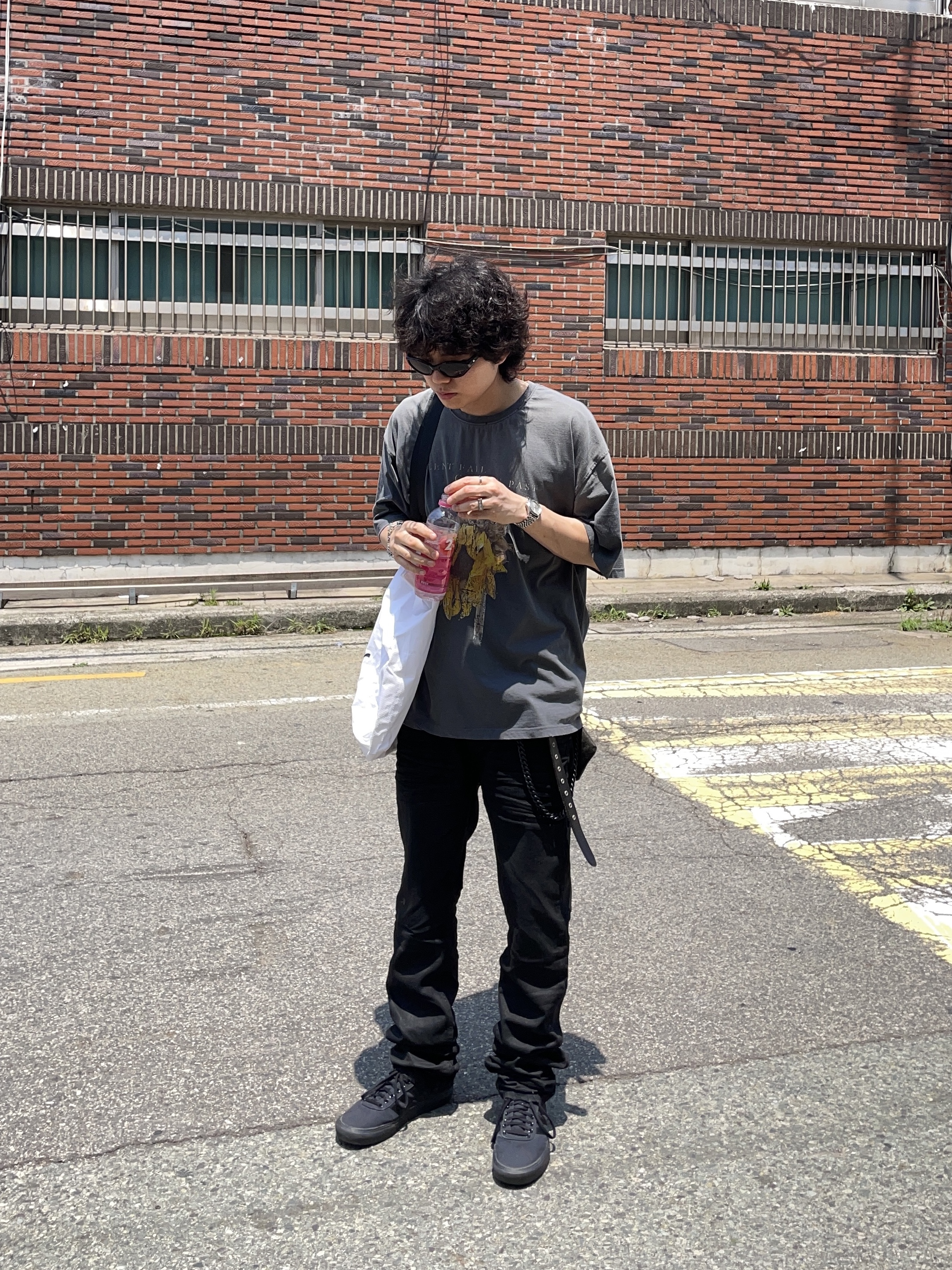 Undermycar Black Bold Chain Slim Straight Wax Coated Jeans Black, Stussy Canvas Coin Pouch Washed Black 착용 스타일 - 1