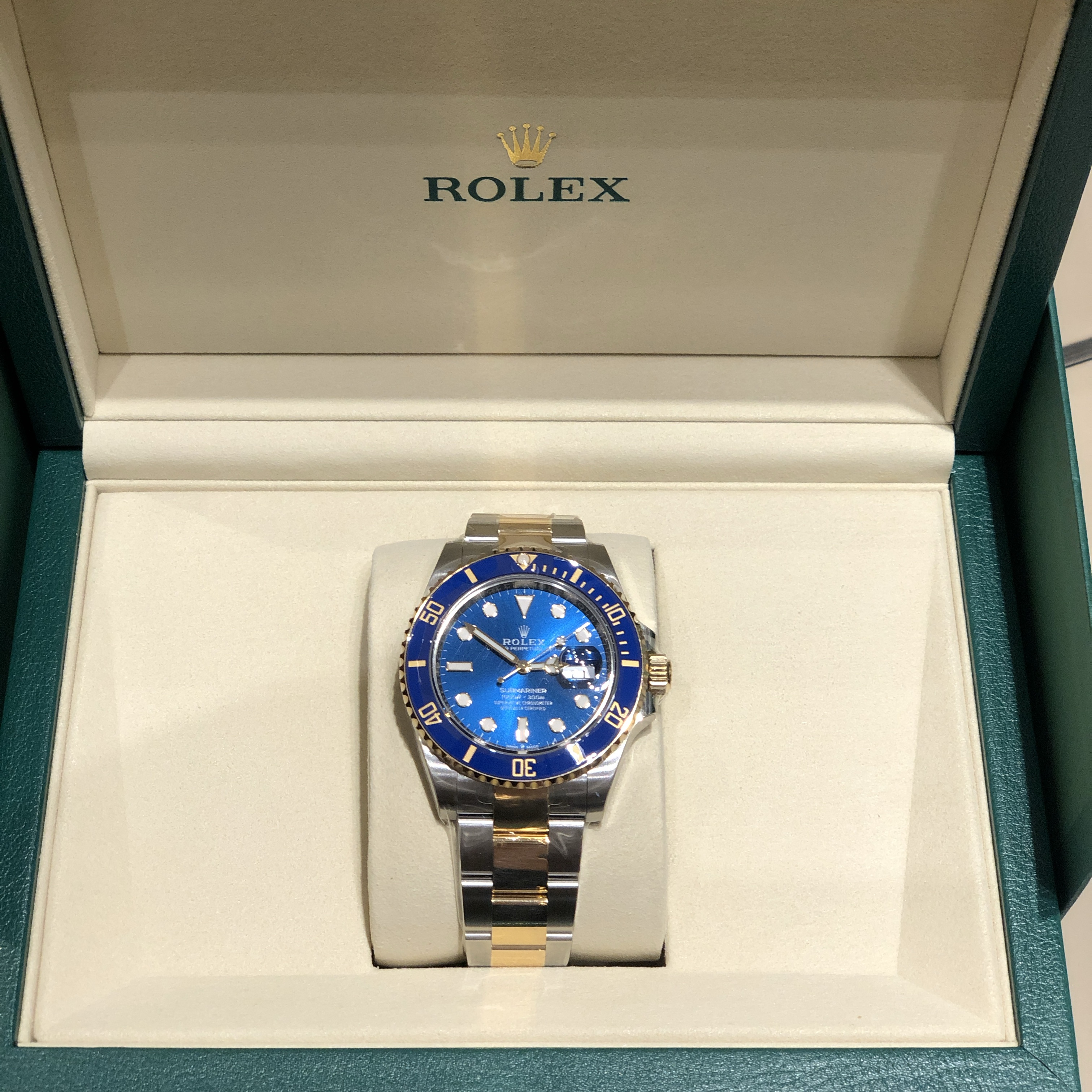 Rolex Submariner Date 41mm 126613LB Royal Blue Oyster 착용 스타일 - 3