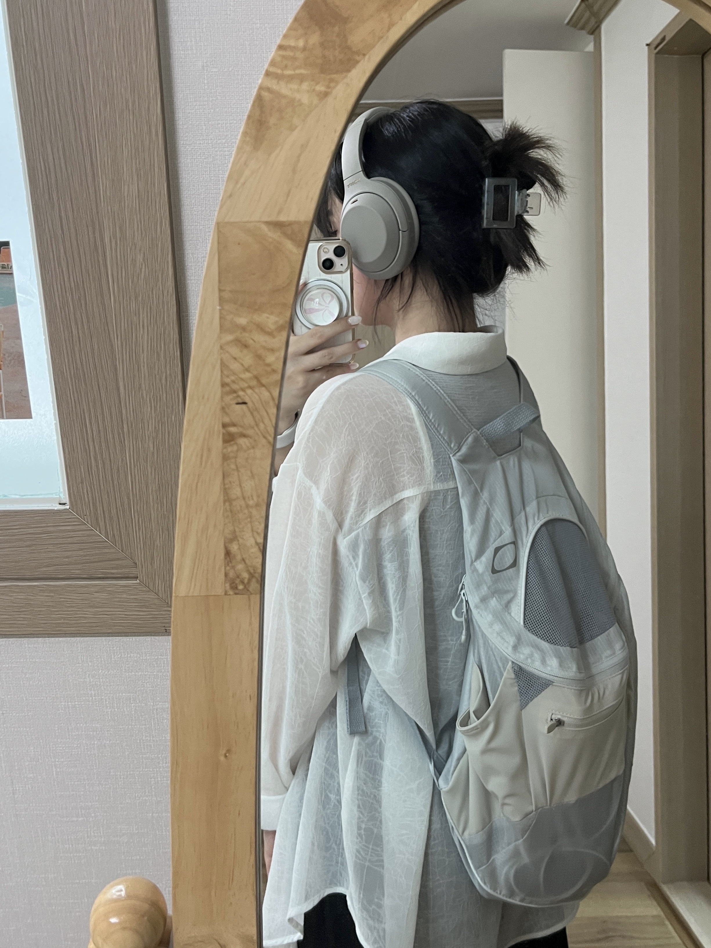 Mischief x Eplc Lightweight Zip Around Backpack Light Gray, Sony WH-1000XM4 Platinum Silver (Korean Ver.) 착용 스타일 - 1