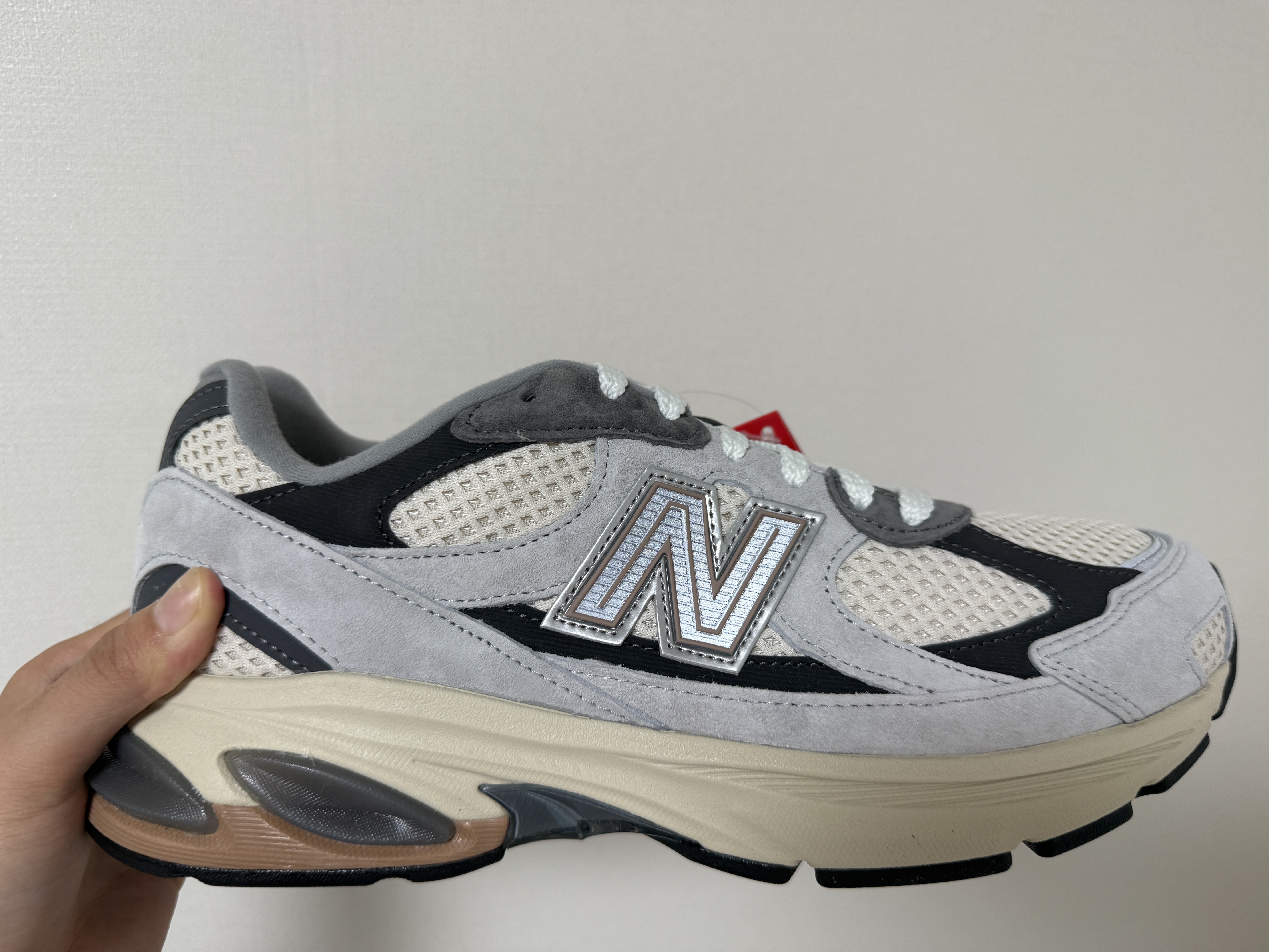 New Balance 2010 Brighton Grey Linen 착용 스타일