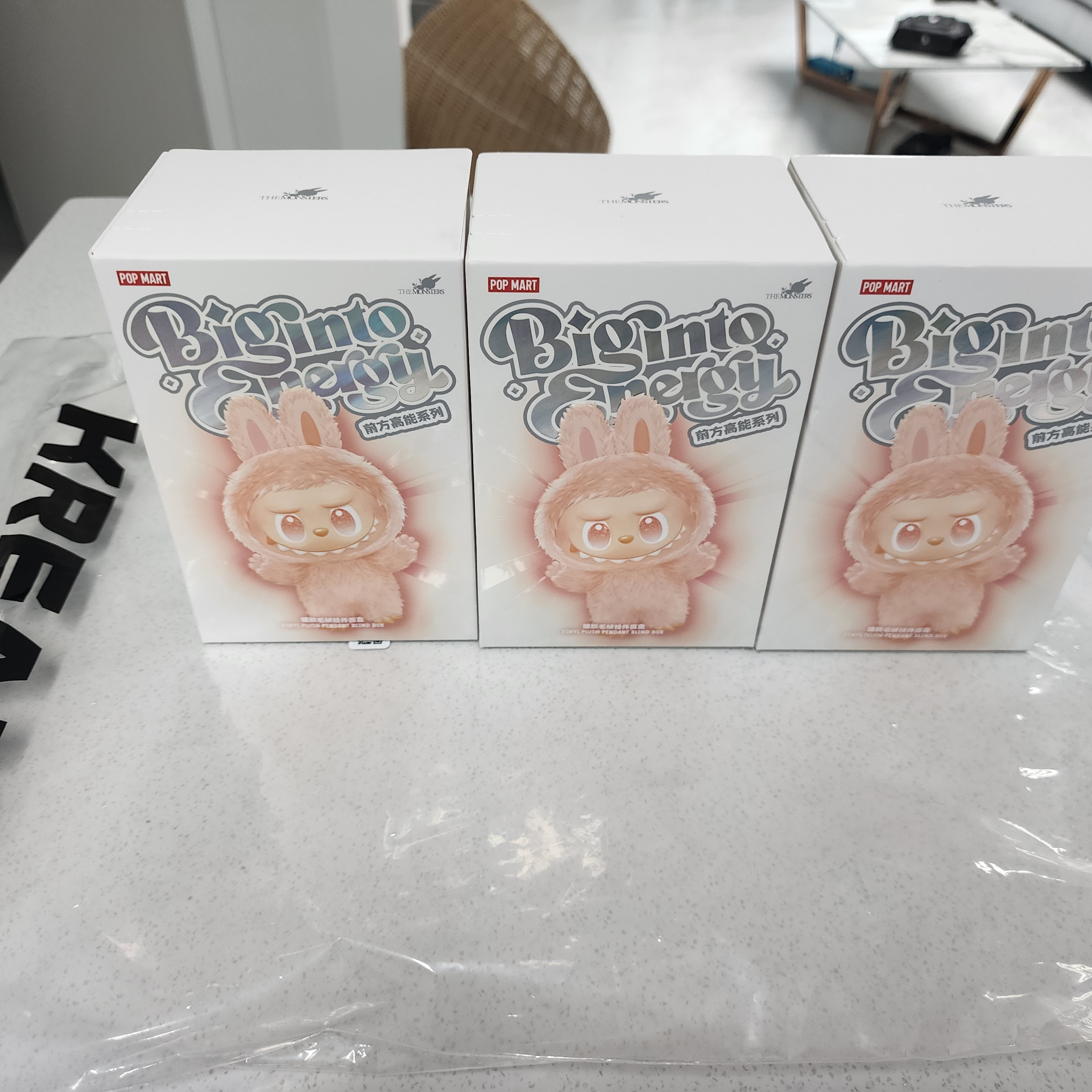 Pop Mart Labubu The Monsters Highlight Series Sealed Case (Bundle of 3/1 Blind Box) 착용 스타일