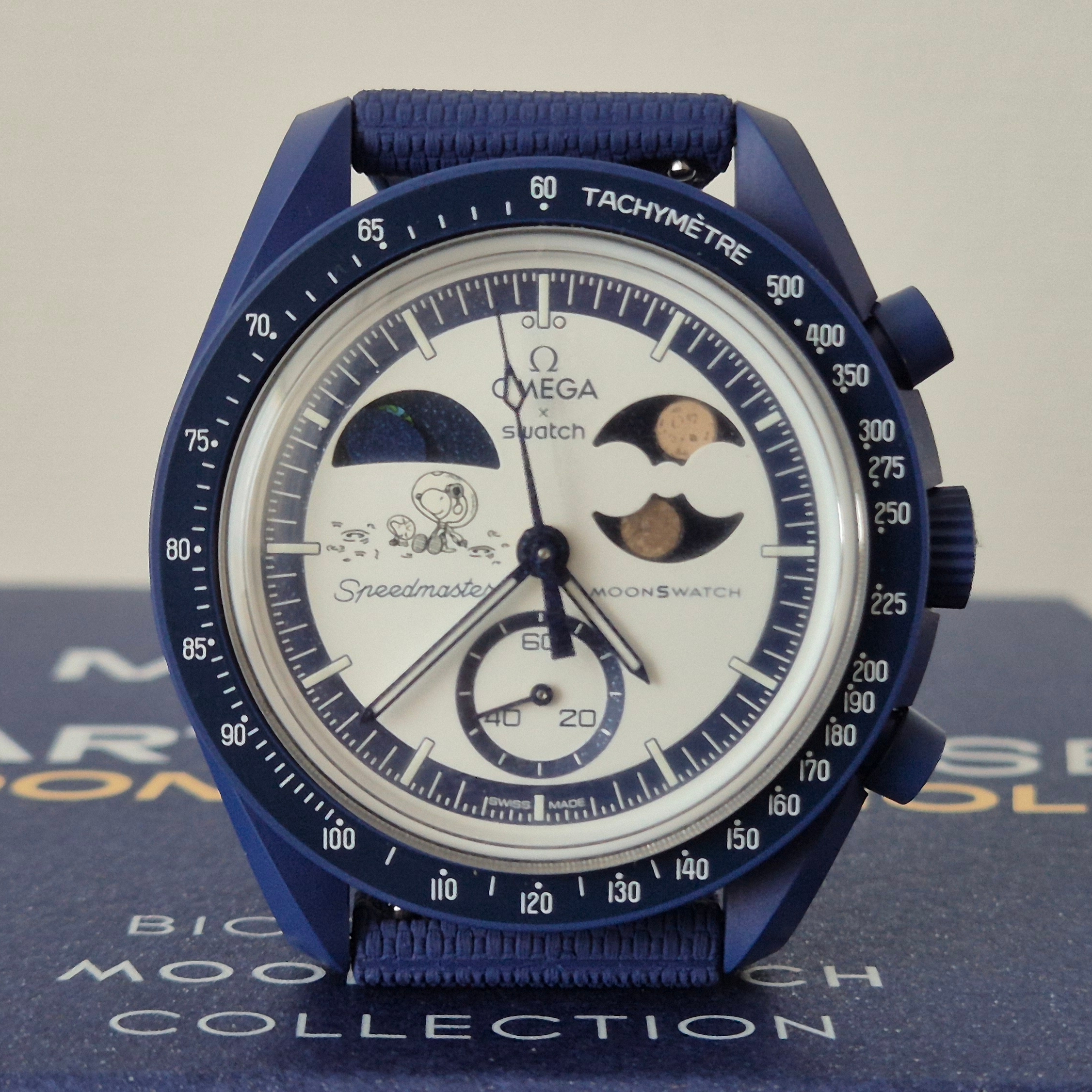 Swatch x Omega x Snoopy Bioceramic Moonswatch August's Mission To Earthphase 42mm Moonshine Gold 착용 스타일 - 1