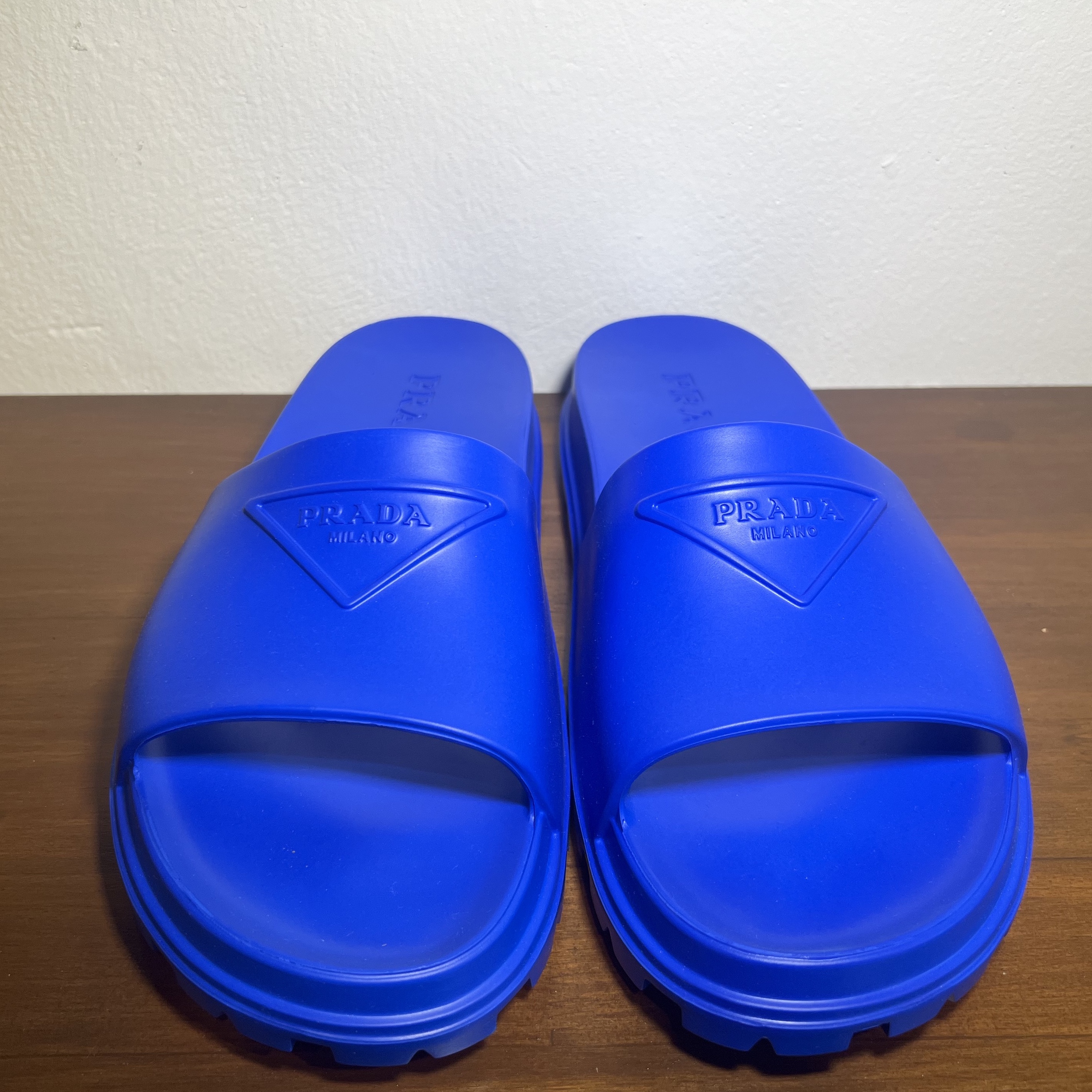 Prada Rubber Slides Sapphire Blue, (W) Prada Rubber Slides Sunny Yellow 착용 스타일 - 3
