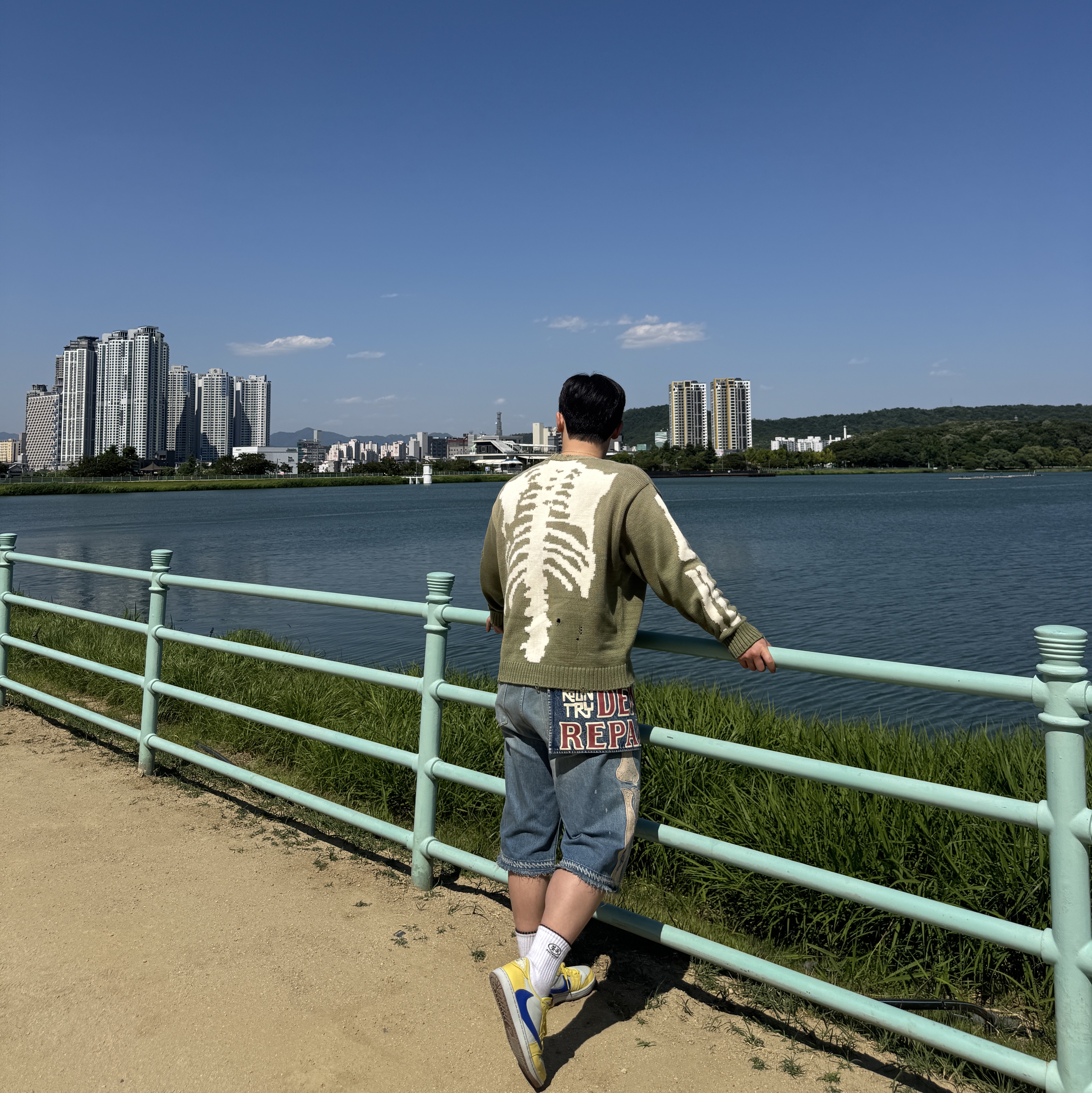 Kapital 5G Cotton Knit Bone Crewneck Sweater Khaki, Kapital 14 oz. Denim 5P Bone Embroidery Short Pants Indigo (Processing) 착용 스타일 - 4