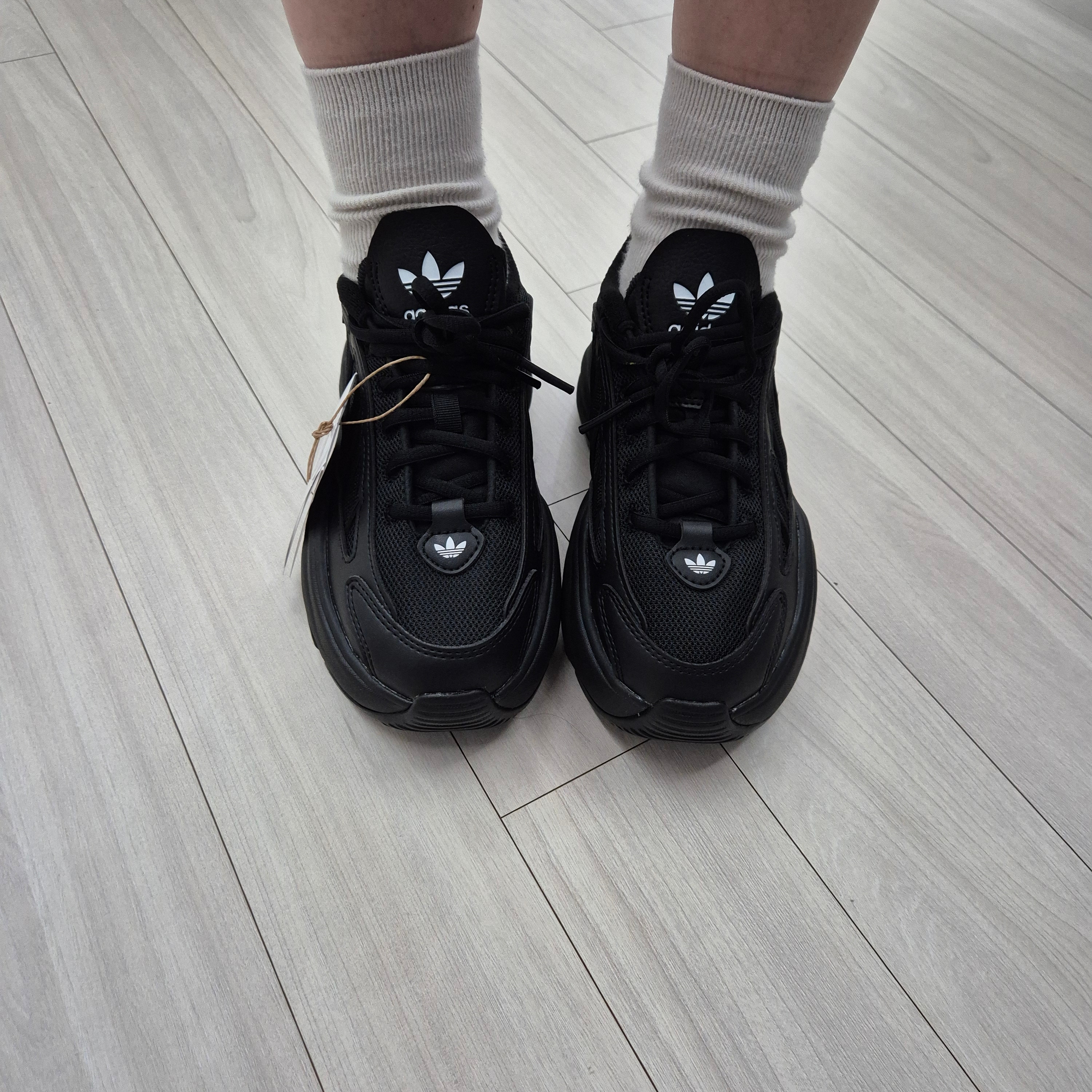 (W) Adidas Ozgaia Core Black 착용 스타일 - 2