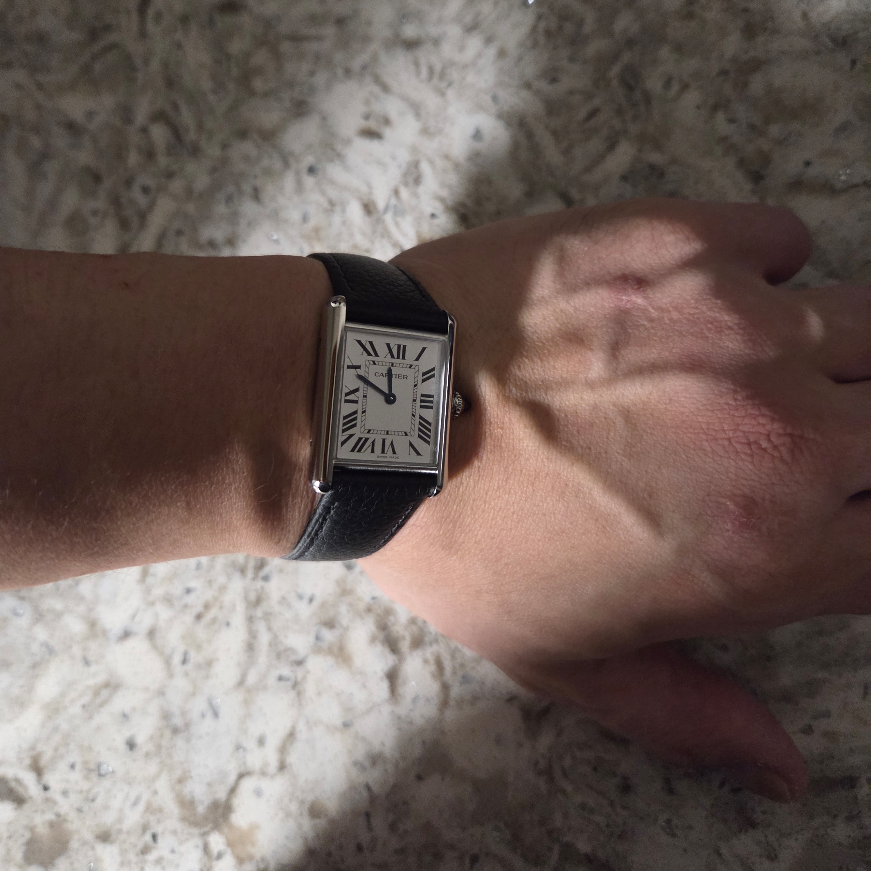 Cartier Tank Must Watch Large Quartz Steel Calfskin Black 착용 스타일